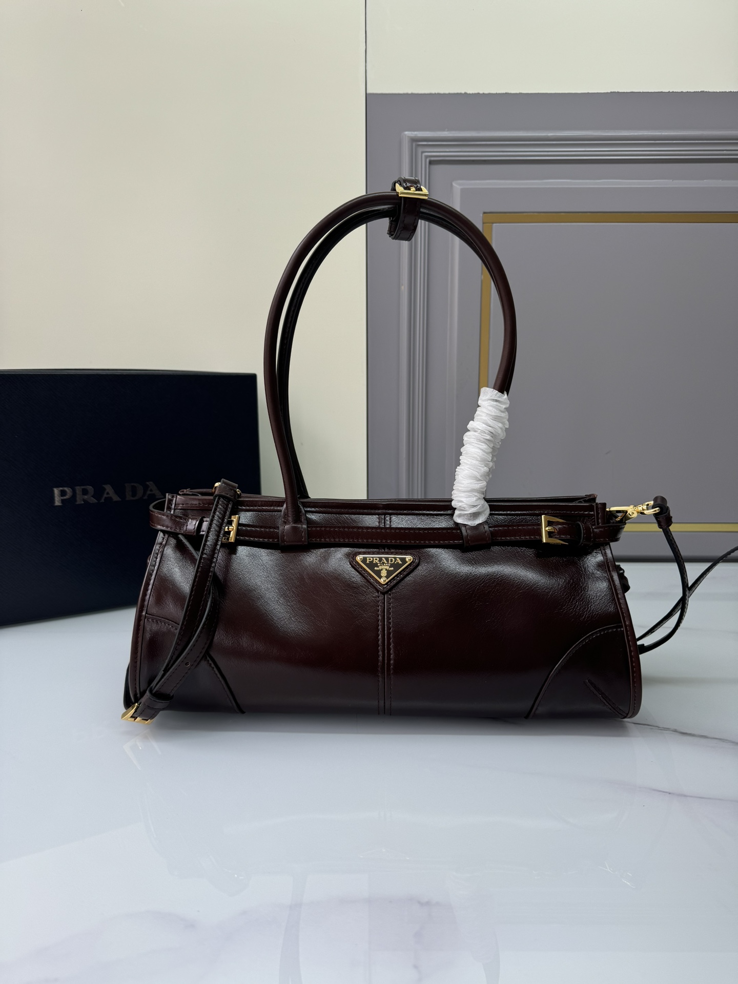 Prada 小号长手柄 油亮的色泽散发出古典气息 配有一条可拆卸调节的长肩带 方便不同场合搭配