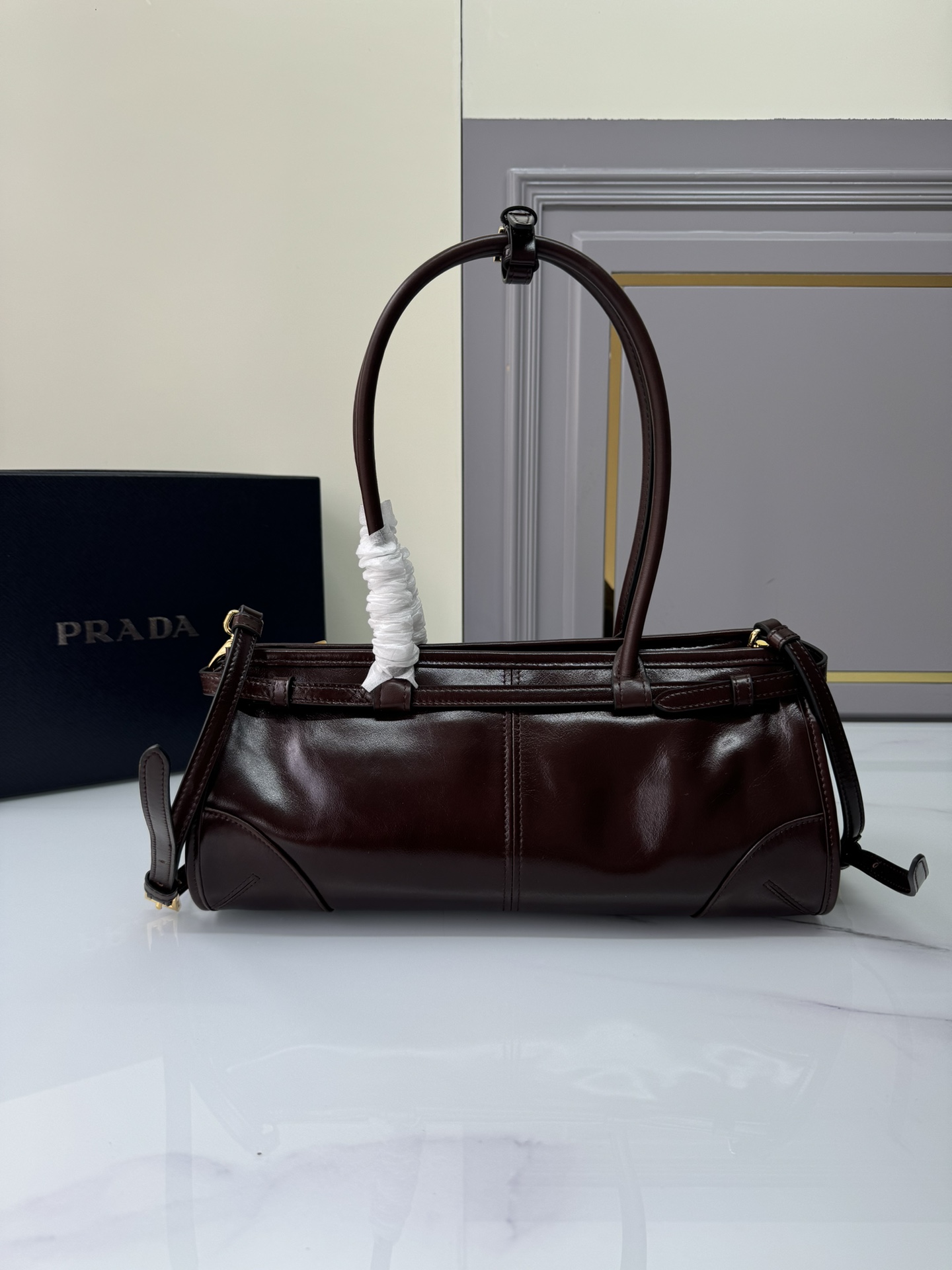 Prada 小号长手柄 油亮的色泽散发出古典气息 配有一条可拆卸调节的长肩带 方便不同场合搭配