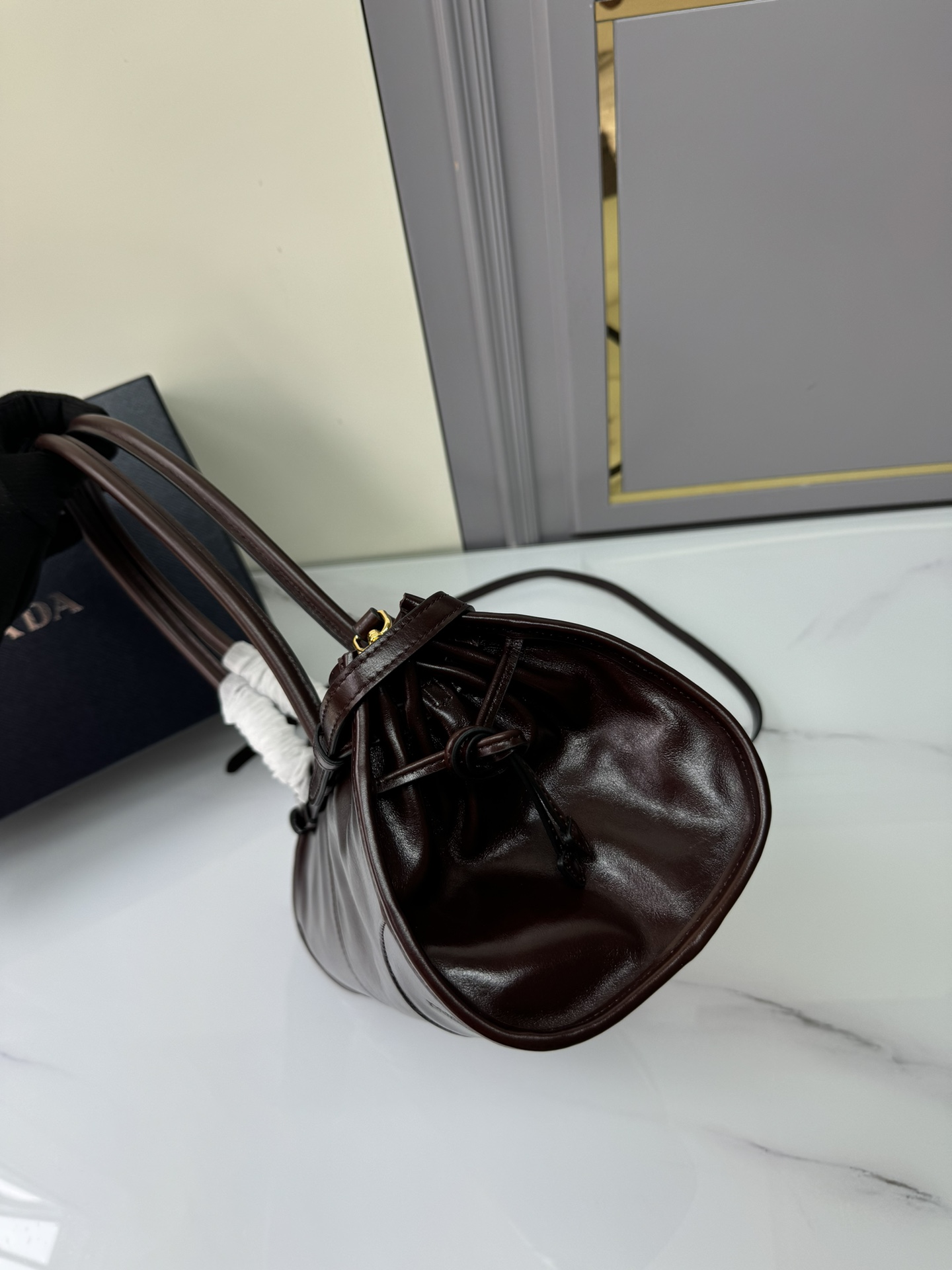 Prada 小号长手柄 油亮的色泽散发出古典气息 配有一条可拆卸调节的长肩带 方便不同场合搭配