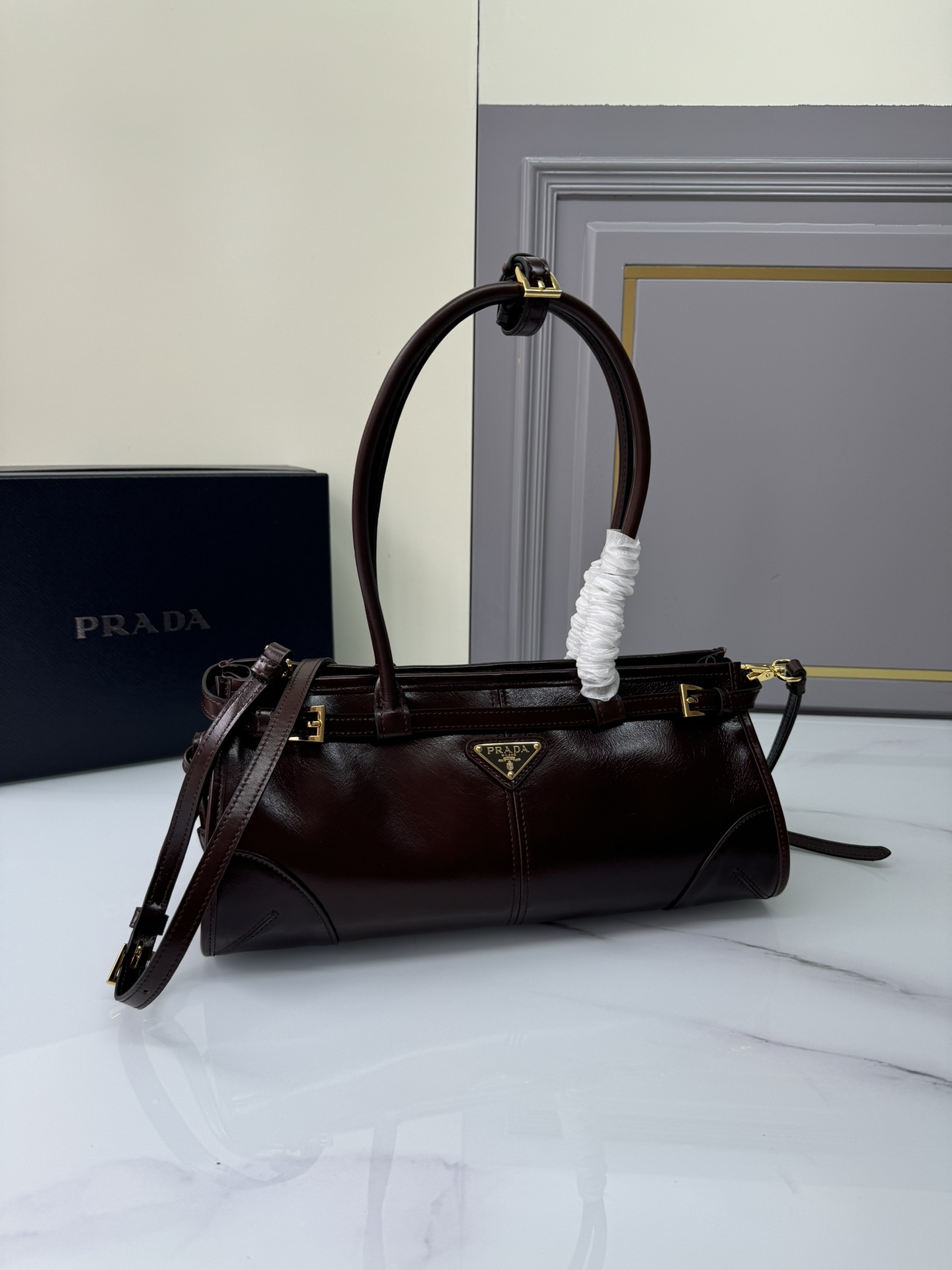 Prada 小号长手柄 油亮的色泽散发出古典气息 配有一条可拆卸调节的长肩带 方便不同场合搭配