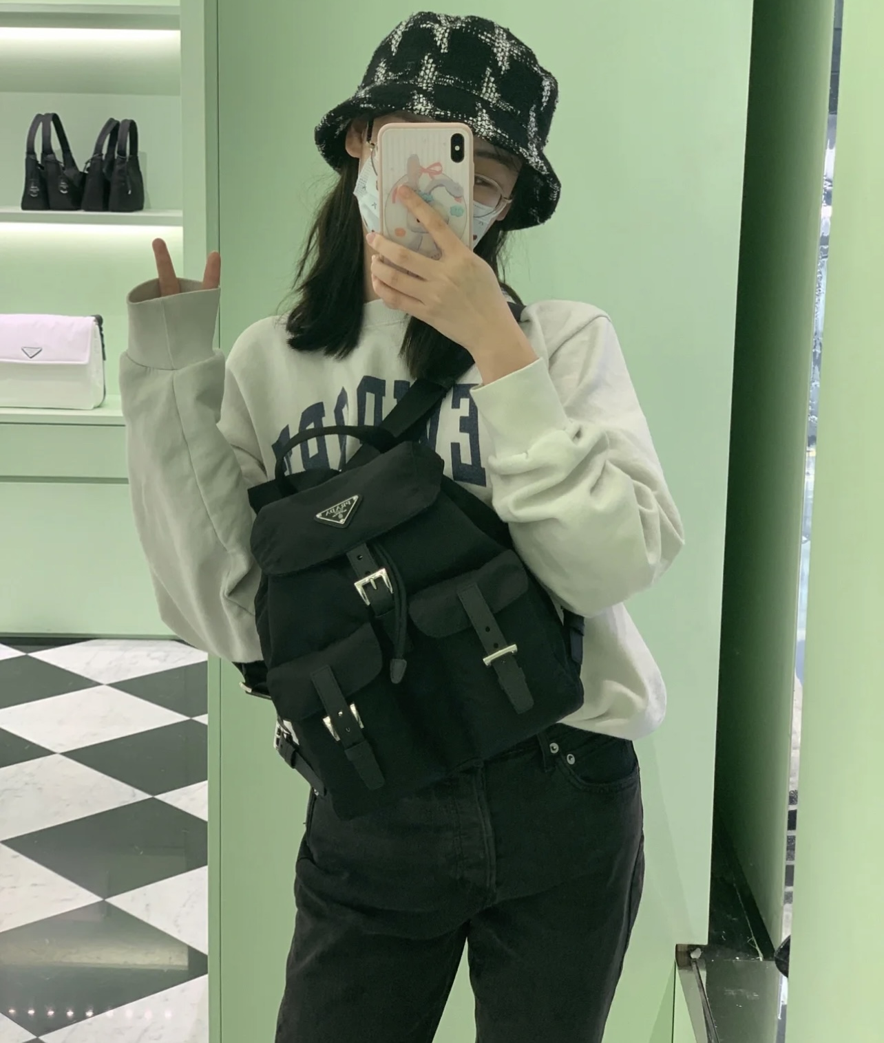 Prada Not only can you carry it when traveling, it is also a concave-shaped tool for daily outings~ Casual and fashionable [Let me see]