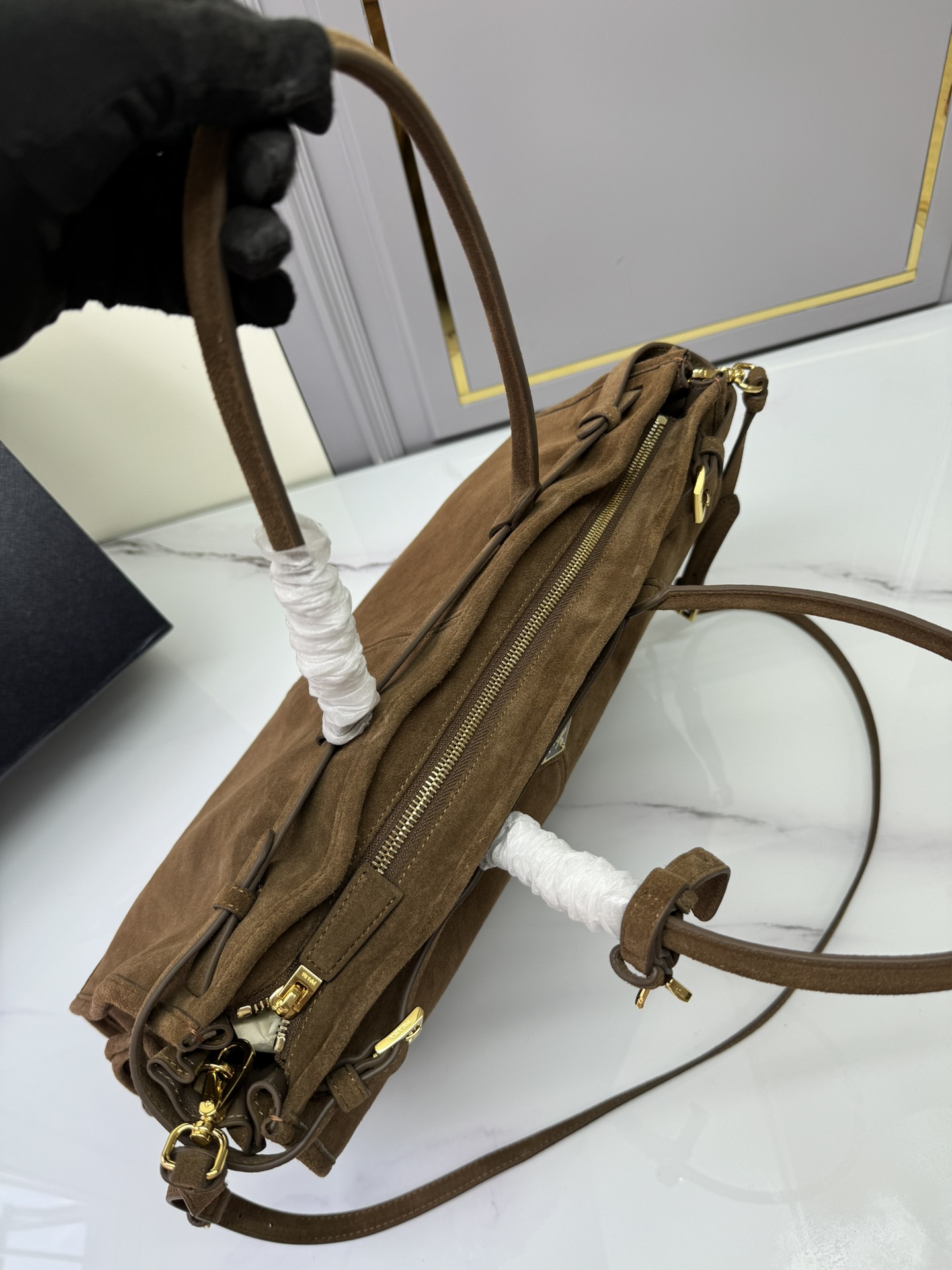 Celine 特大号42cm磨砂皮 油亮的色泽散发出古典气息 配有一条可拆卸调节的长肩带 方便不同场合搭配