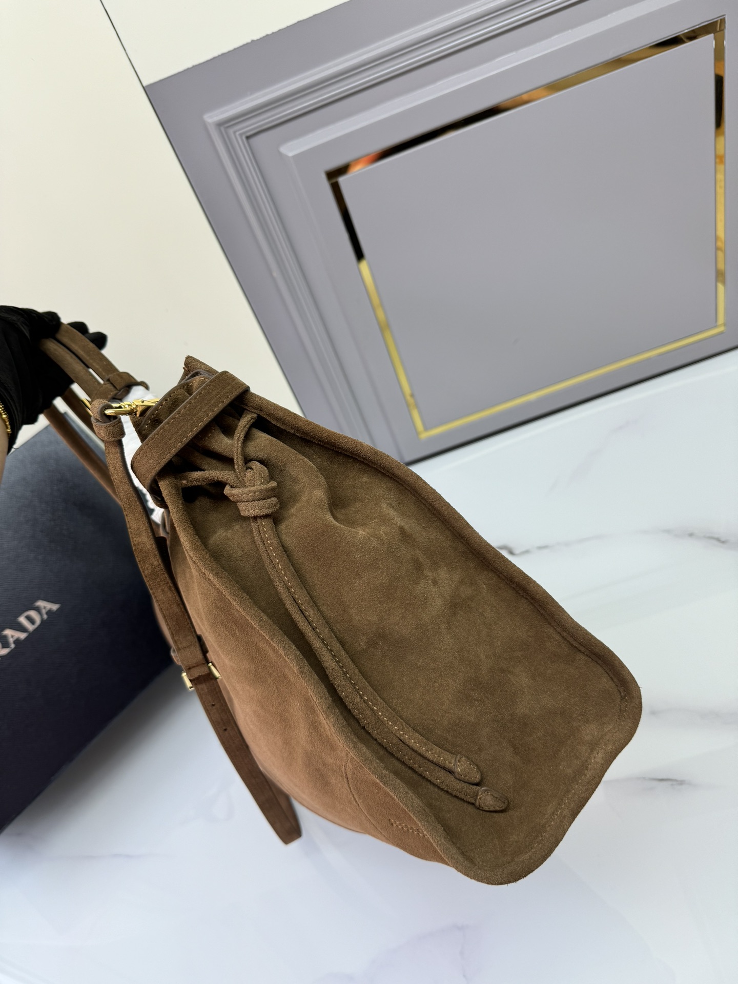 Celine 特大号42cm磨砂皮 油亮的色泽散发出古典气息 配有一条可拆卸调节的长肩带 方便不同场合搭配