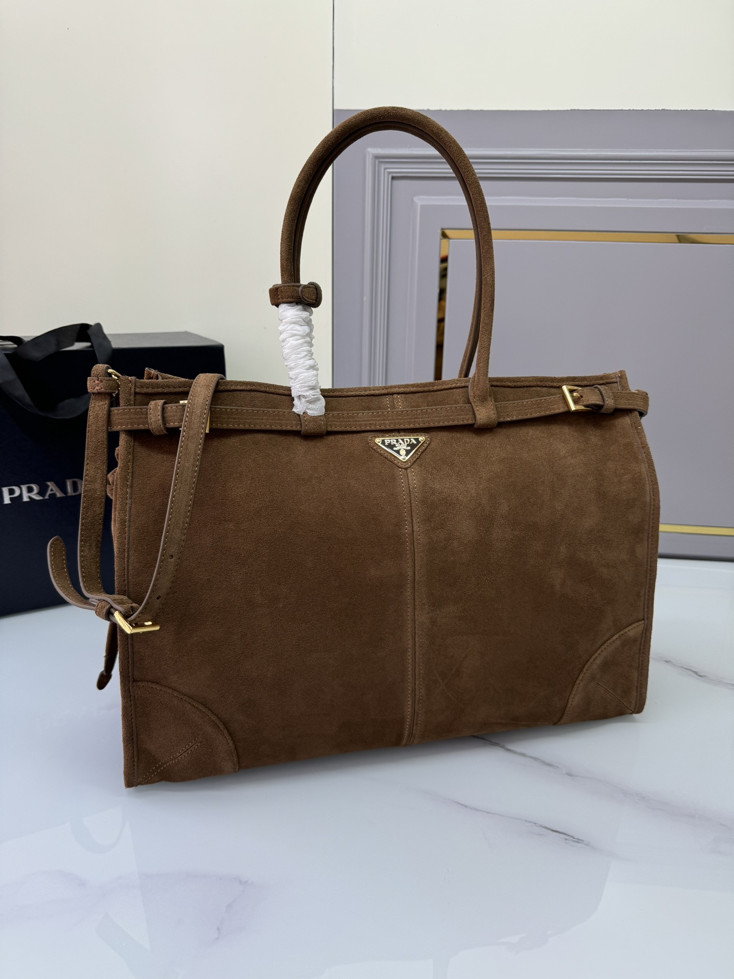 Celine 特大号42cm磨砂皮 油亮的色泽散发出古典气息 配有一条可拆卸调节的长肩带 方便不同场合搭配