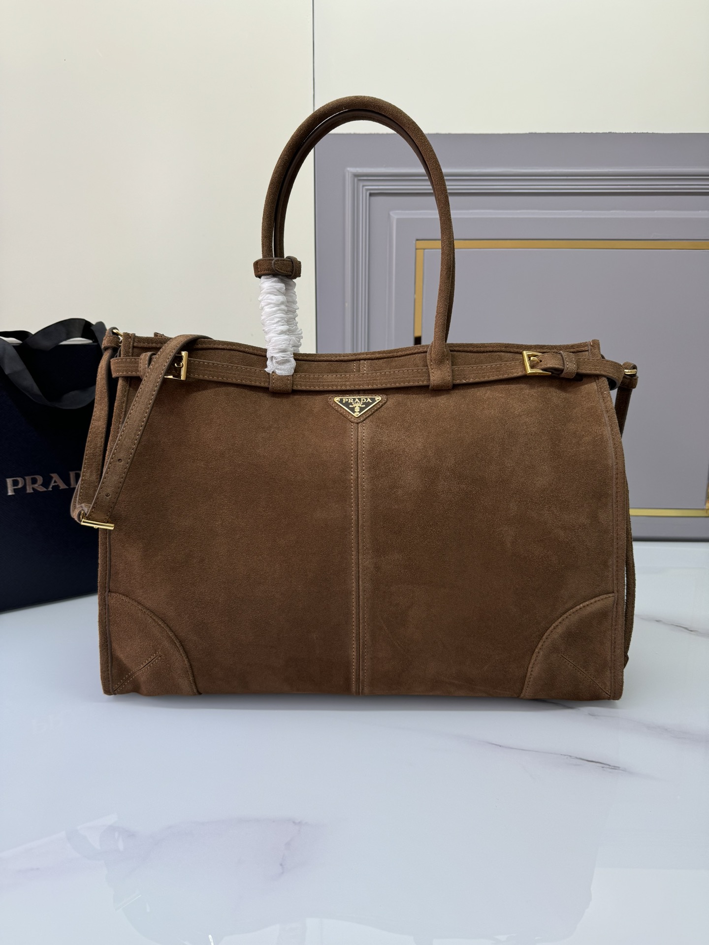 Celine 特大号42cm磨砂皮 油亮的色泽散发出古典气息 配有一条可拆卸调节的长肩带 方便不同场合搭配