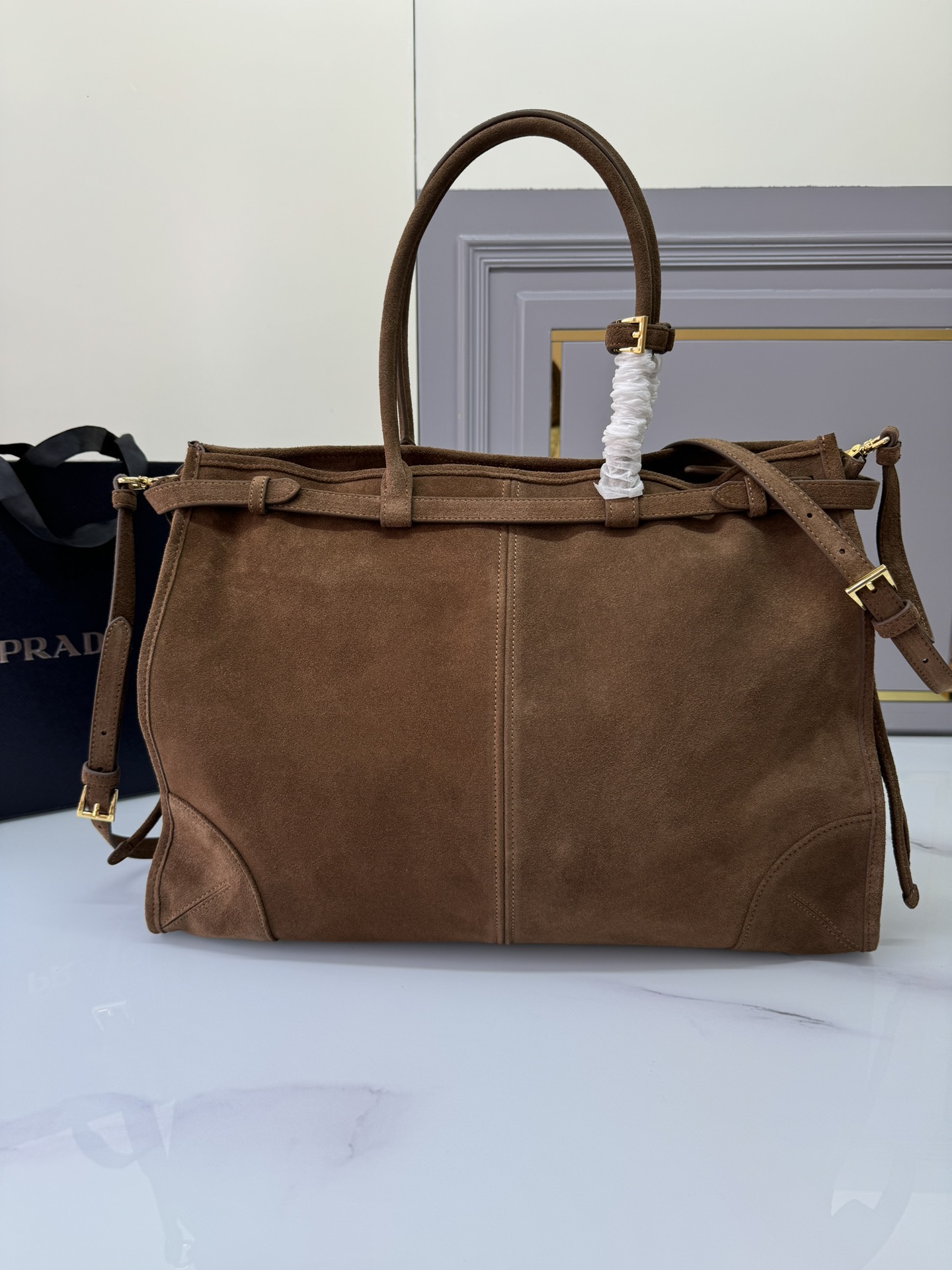Celine 特大号42cm磨砂皮 油亮的色泽散发出古典气息 配有一条可拆卸调节的长肩带 方便不同场合搭配