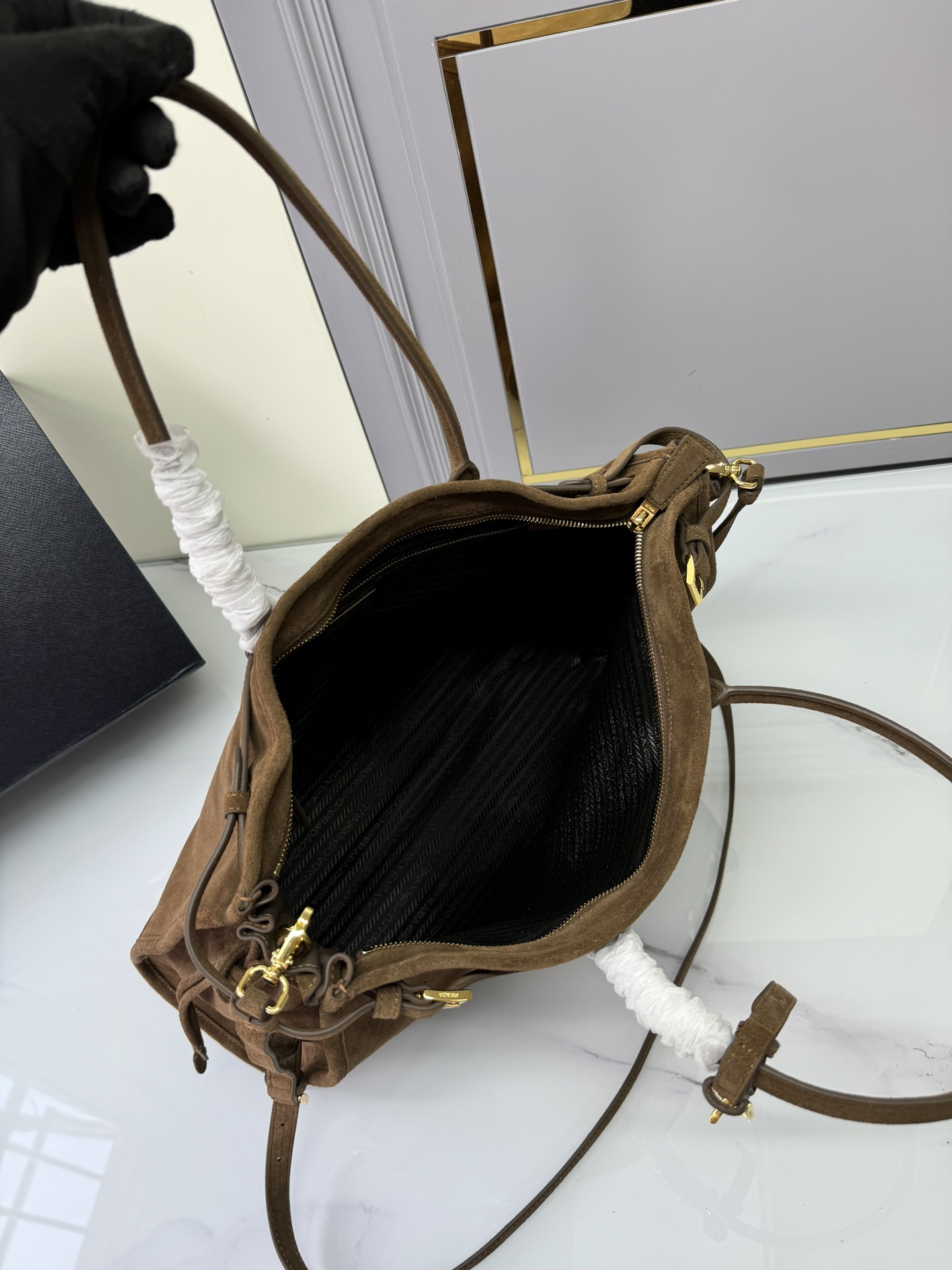 Celine 特大号42cm磨砂皮 油亮的色泽散发出古典气息 配有一条可拆卸调节的长肩带 方便不同场合搭配