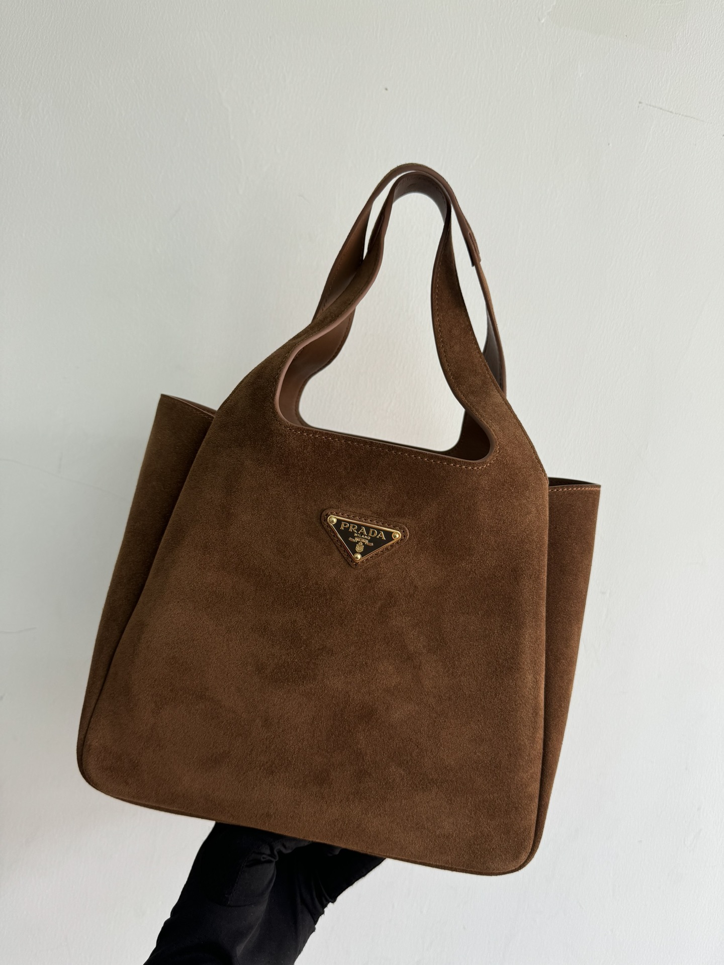 Prada's rare and pure frosted cowhide vegetable basket is officially on sale 1BG335 large new bucket bag, equipped with imported sheepskin, top-g