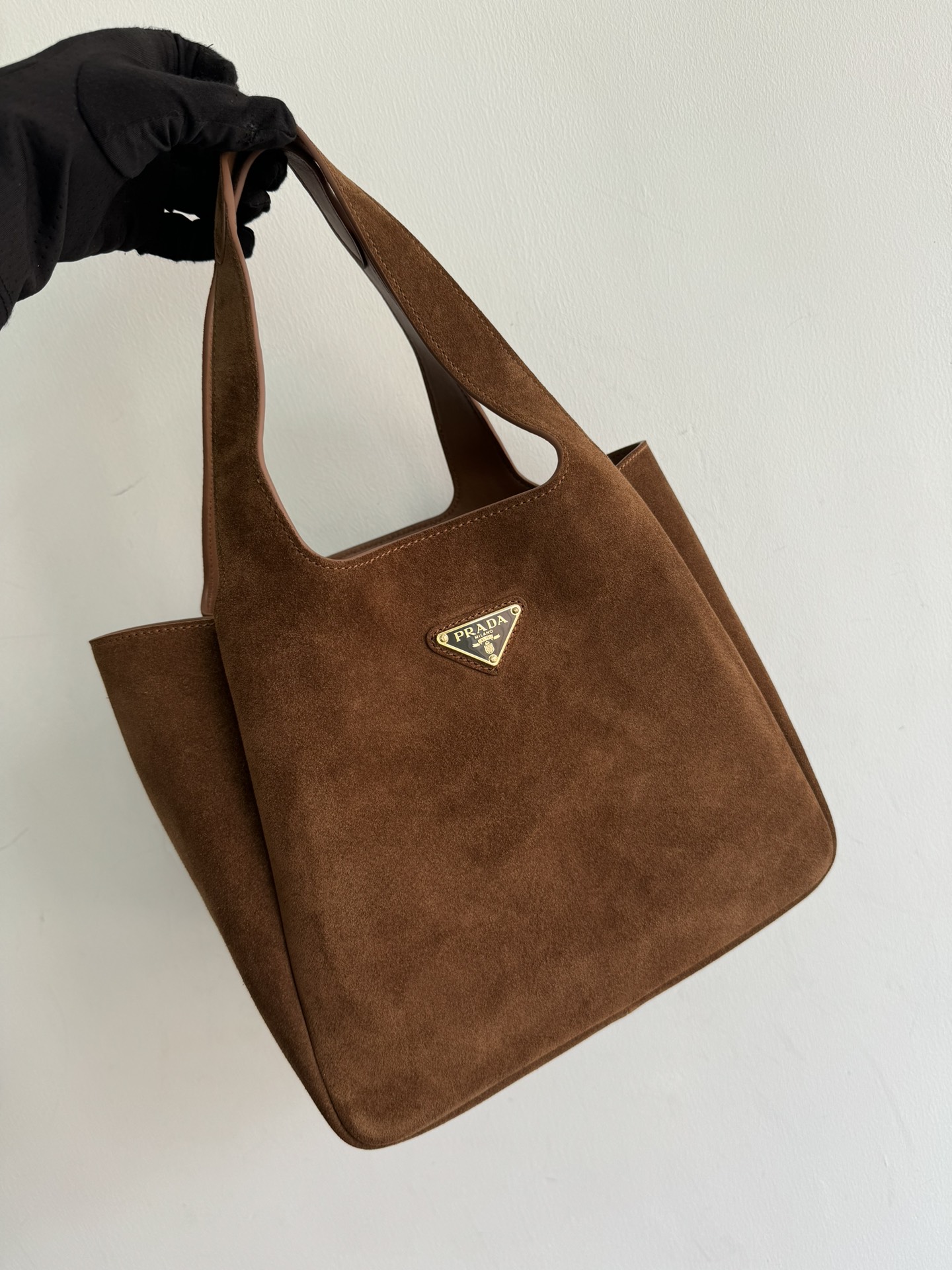 Prada's rare and pure frosted cowhide vegetable basket is officially on sale 1BG335 large new bucket bag, equipped with imported sheepskin, top-g