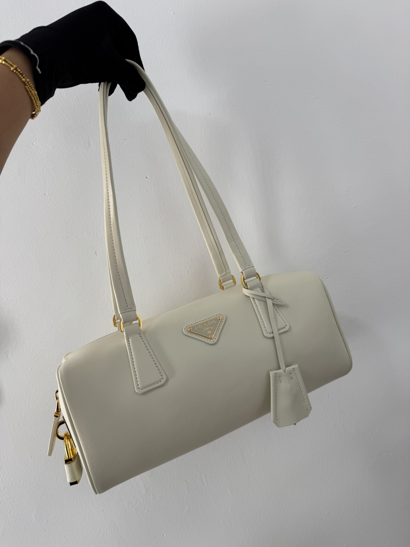 Prada (1BB127 full leather) has arrived. Long handle bowling bag, zipper handbag , calfskin-faced sheepskin lining, elegant geometric lines outli