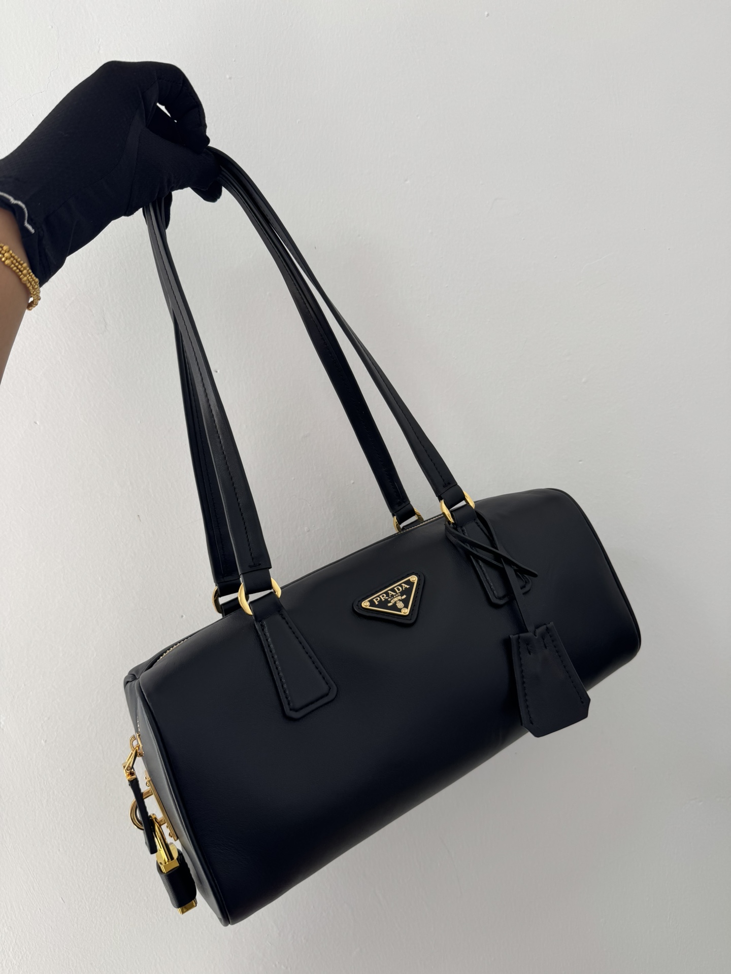 Prada (1BB127 full leather) has arrived. Long handle bowling bag, zipper handbag , calfskin-faced sheepskin lining, elegant geometric lines outli