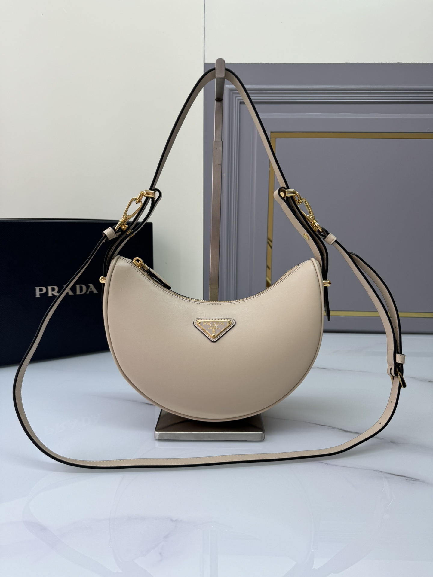 NO:920151,(New large version) Moon Handbag 1BC194 Double Shoulder Strap This simple Moon handbag uses cowhide to bring out the modern and versatile charm. The curved body design is equipped with 2 long/short adjustable shoulder straps, which makes it easy to change the shape at will. It is equipped with imported lambskin inside, and the metal accessories add a bright style. The upper body effect is very cool/fashionable. It is another popular style that will never go out of style. Baby, hurry up and get it.  Dimensions: length 22.5x height 18.5x bottom 6.5cm, Prada [price based on quantity], prada, cowhide, sheepskin19860909（大号新版本）Moon手袋1BC194双肩带这款简约Moon手袋为牛皮绽现摩登百搭的魅力.弧形包身设计,配有2条长/短可调节肩带,便于随心转换造型.内配进口小羊皮,金属配件更添亮丽格调,上身效果非常酷/时尚,又是一款永欠不过时爆款宝宝们,赶紧入手吧 尺寸长22.5x高18.5x底6.5cm,普拉达【跑量价】,prada,cowhide,sheepskin,Bag