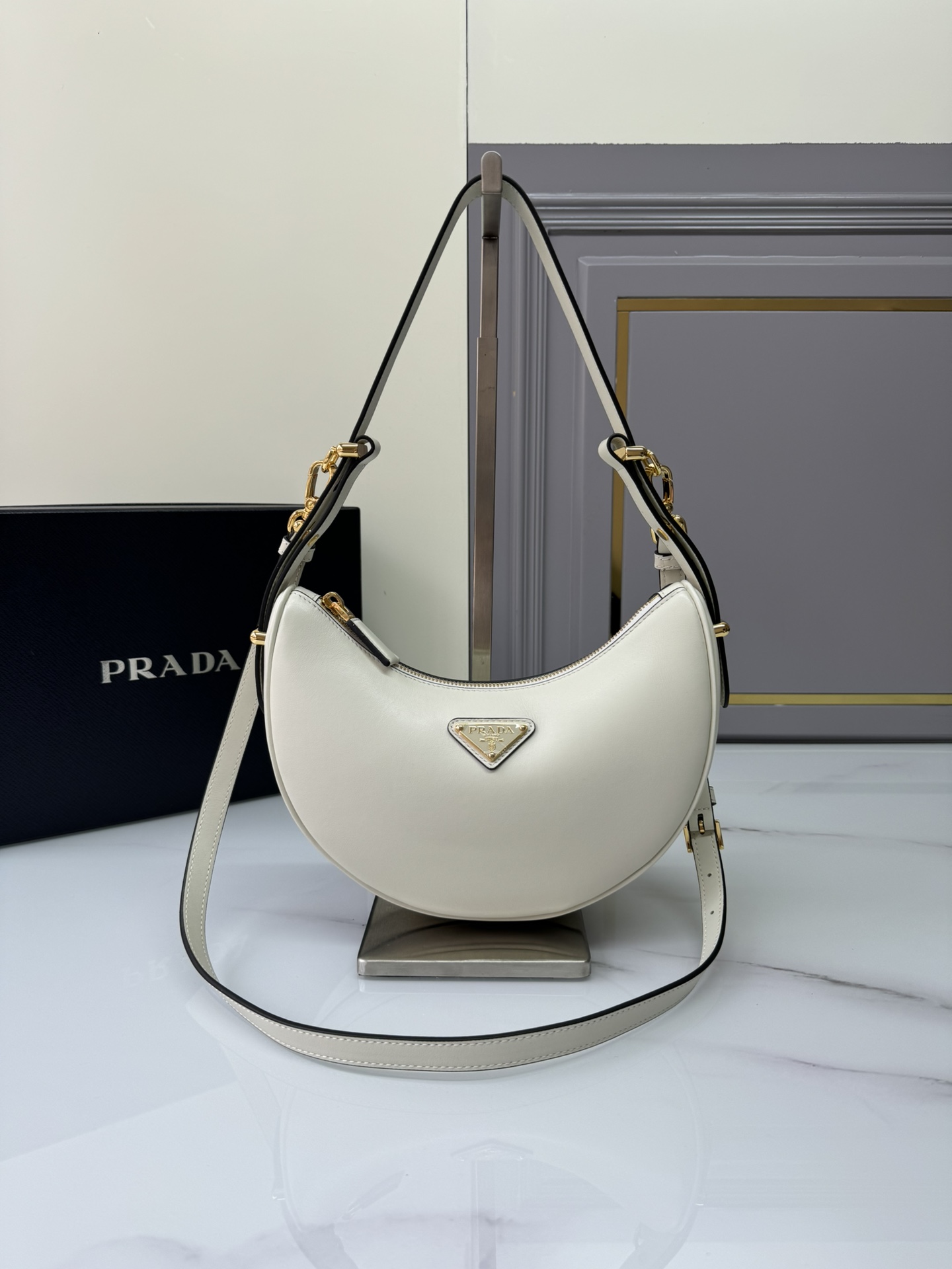 NO:920115,(New large version) Moon Handbag 1BC194 Double Shoulder Strap This simple Moon handbag uses cowhide to bring out the modern and versatile charm. The curved body design is equipped with 2 long/short adjustable shoulder straps, which makes it easy to change the shape at will. It is equipped with imported lambskin inside, and the metal accessories add a bright style. The upper body effect is very cool/fashionable. It is another popular style that will never go out of style. Baby, hurry up and get it.  Dimensions: length 22.5x height 18.5x bottom 6.5cm, Prada [price based on quantity], prada, cowhide, sheepskin19860909（大号新版本）Moon手袋1BC194双肩带这款简约Moon手袋为牛皮绽现摩登百搭的魅力.弧形包身设计,配有2条长/短可调节肩带,便于随心转换造型.内配进口小羊皮,金属配件更添亮丽格调,上身效果非常酷/时尚,又是一款永欠不过时爆款宝宝们,赶紧入手吧 尺寸长22.5x高18.5x底6.5cm,普拉达【跑量价】,prada,cowhide,sheepskin,Bag
