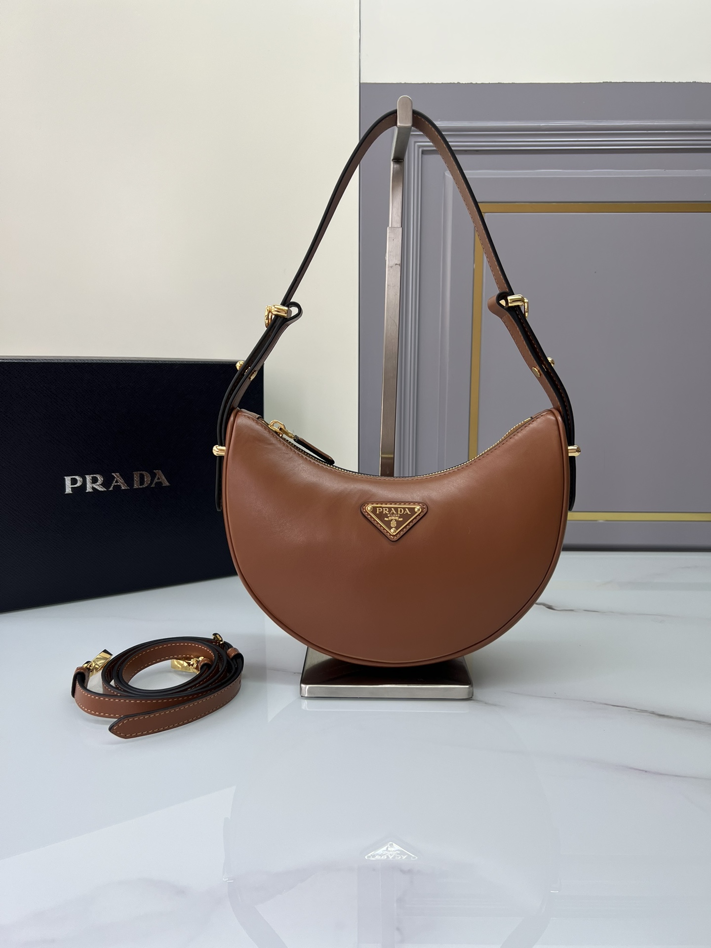 NO:920133,- (New large version) Moon Handbag 1BC194 Double Shoulder Strap This simple Moon handbag uses cowhide to bring out the modern and versatile charm. The curved bag body design is equipped with 2 long/short adjustable shoulder straps, making it easy to change the shape at will. It is equipped with imported lambskin inside, and the metal accessories add a bright style. The upper body effect is very cool/fashionable. It is another popular style that will never go out of style. Baby, hurry up and get it.  Dimensions: length 22.5x height 18.5x bottom 6.5cm, Prada [price based on quantity], prada, cowhide, sheepskin19860909-（大号新版本）Moon手袋1BC194双肩带这款简约Moon手袋为牛皮绽现摩登百搭的魅力.弧形包身设计,配有2条长/短可调节肩带,便于随心转换造型.内配进口小羊皮,金属配件更添亮丽格调,上身效果非常酷/时尚,又是一款永欠不过时爆款宝宝们,赶紧入手吧 尺寸长22.5x高18.5x底6.5cm,普拉达【跑量价】,prada,cowhide,sheepskin,Bag
