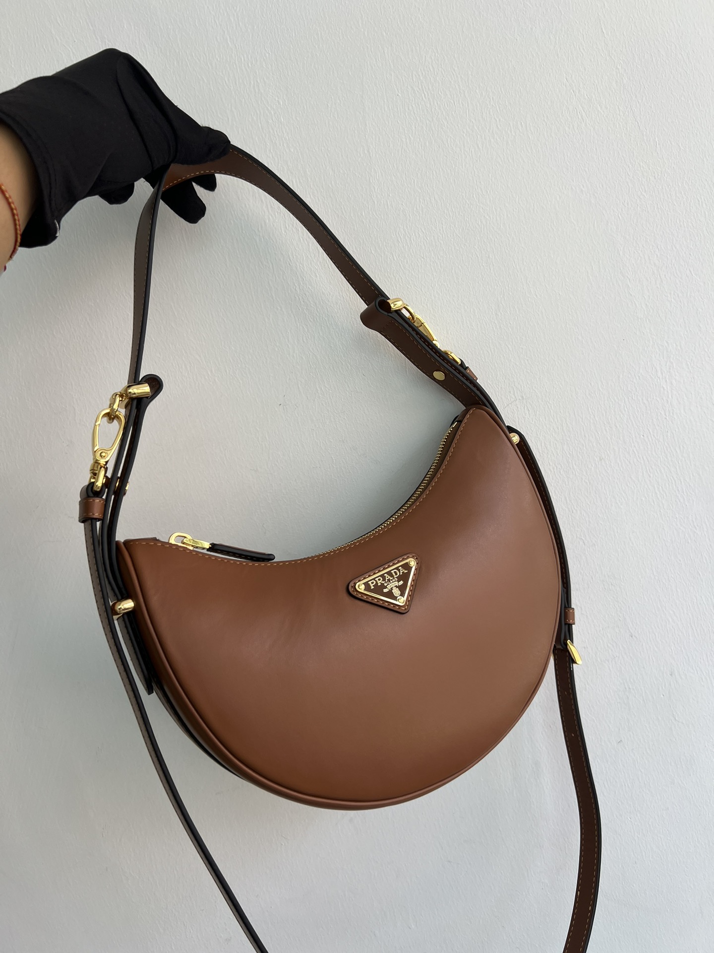 NO:920146,(New large version) Moon Handbag 1BC194 Double Shoulder Strap This simple Moon handbag uses cowhide to bring out the modern and versatile charm. The curved body design is equipped with 2 long/short adjustable shoulder straps, which makes it easy to change the shape at will. It is equipped with imported lambskin inside, and the metal accessories add a bright style. The upper body effect is very cool/fashionable. It is another popular style that will never go out of style. Baby, hurry up and get it.  Dimensions: length 22.5x height 18.5x bottom 6.5cm, Prada [price based on quantity], prada, cowhide, sheepskin19860909（大号新版本）Moon手袋1BC194双肩带这款简约Moon手袋为牛皮绽现摩登百搭的魅力.弧形包身设计,配有2条长/短可调节肩带,便于随心转换造型.内配进口小羊皮,金属配件更添亮丽格调,上身效果非常酷/时尚,又是一款永欠不过时爆款宝宝们,赶紧入手吧 尺寸长22.5x高18.5x底6.5cm,普拉达【跑量价】,prada,cowhide,sheepskin,Bag