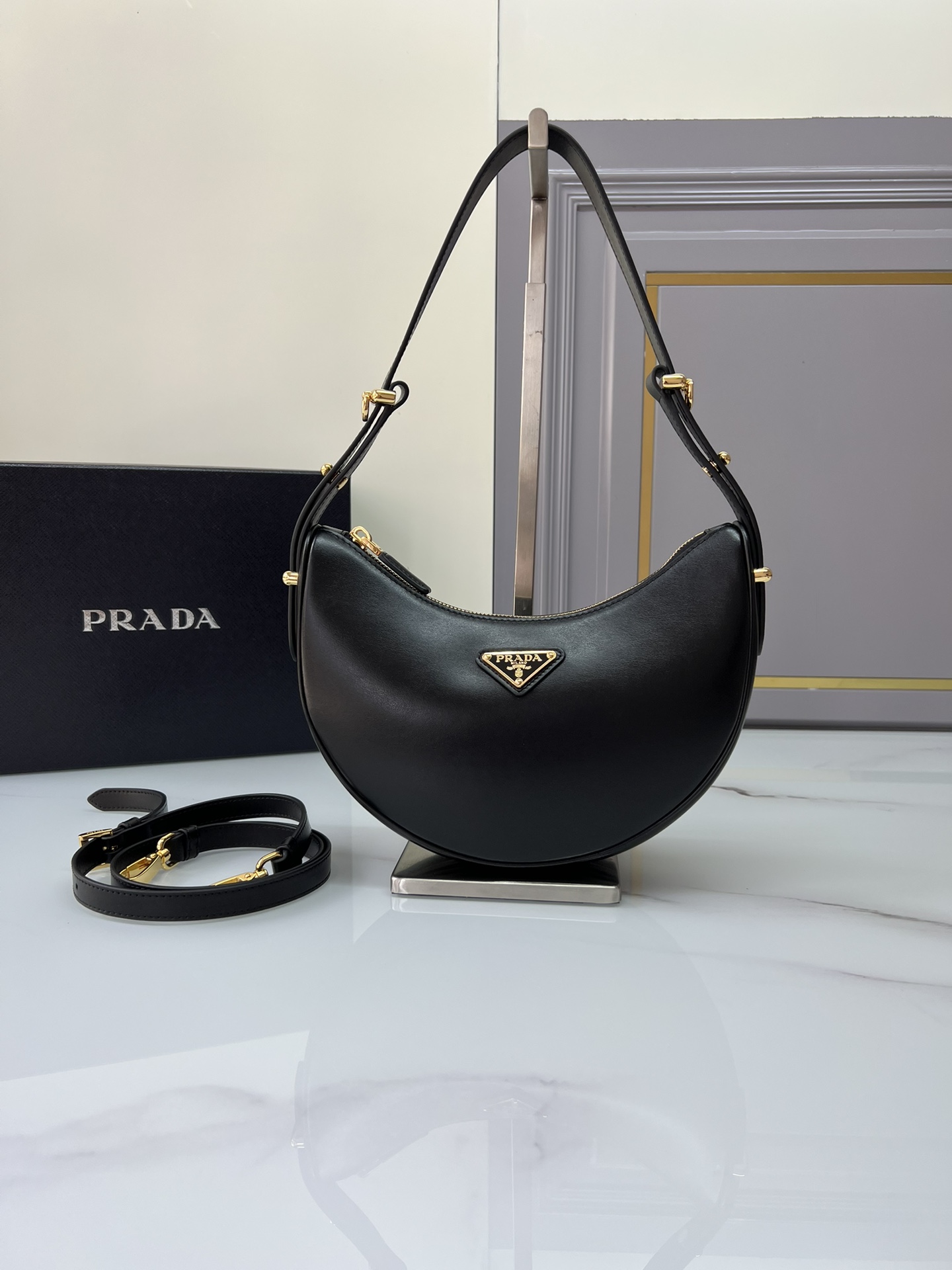 NO:920170,- (New large version) Moon Handbag 1BC194 Double Shoulder Strap This simple Moon handbag uses cowhide to bring out the modern and versatile charm. The curved bag body design is equipped with 2 long/short adjustable shoulder straps, making it easy to change the shape at will. It is equipped with imported lambskin inside, and the metal accessories add a bright style. The upper body effect is very cool/fashionable. It is another popular style that will never go out of style. Baby, hurry up and get it.  Dimensions: length 22.5x height 18.5x bottom 6.5cm, Prada [price based on quantity], prada, cowhide, sheepskin19860909-（大号新版本）Moon手袋1BC194双肩带这款简约Moon手袋为牛皮绽现摩登百搭的魅力.弧形包身设计,配有2条长/短可调节肩带,便于随心转换造型.内配进口小羊皮,金属配件更添亮丽格调,上身效果非常酷/时尚,又是一款永欠不过时爆款宝宝们,赶紧入手吧 尺寸长22.5x高18.5x底6.5cm,普拉达【跑量价】,prada,cowhide,sheepskin,Bag