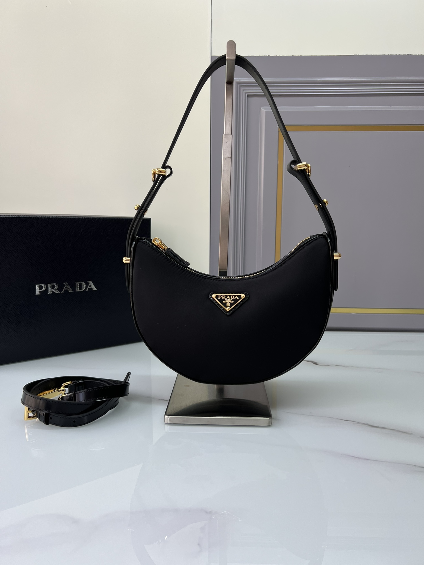 NO:920182,-Moon Handbag 1BC194 Double Shoulder Strap/Nylon Fabric This simple Moon handbag is made of nylon fabric/glossy cowhide, showing a modern and versatile charm. The curved body design is equipped with 2 long/short adjustable shoulder straps, making it easy to change the shape at will. It is equipped with imported lambskin inside, and the metal accessories add a bright style. The upper body effect is very cool/fashionable. It is another popular style that will never go out of style. Baby, hurry up and get it.  Length 22.5x height 18.5x bottom 6.5cm, Prada [price based on quantity], prada, cowhide, sheepskin19860909-Moon手袋1BC194双肩带/尼龙面料 这款简约Moon手袋为尼龙面料/亮面牛皮绽现摩登百搭的魅力.弧形包身设计,配有2条长/短可调节肩带,便于随心转换造型.内配进口小羊皮,金属配件更添亮丽格调,上身效果非常酷/时尚,又是一款永欠不过时爆款宝宝们,赶紧入手吧 长22.5x高18.5x底6.5cm,普拉达【跑量价】,prada,cowhide,sheepskin,Bag