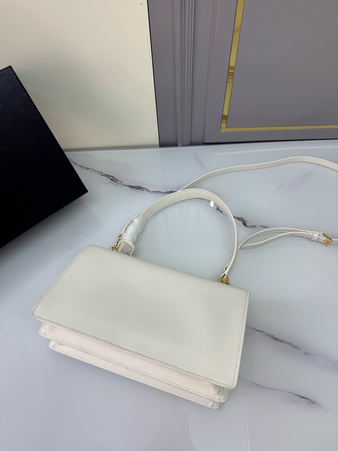 Prada New Year 25 new catwalk model is officially on sale in seconds. 1BN023 full leather has arrived. This new SoftSound handbag is made of impo