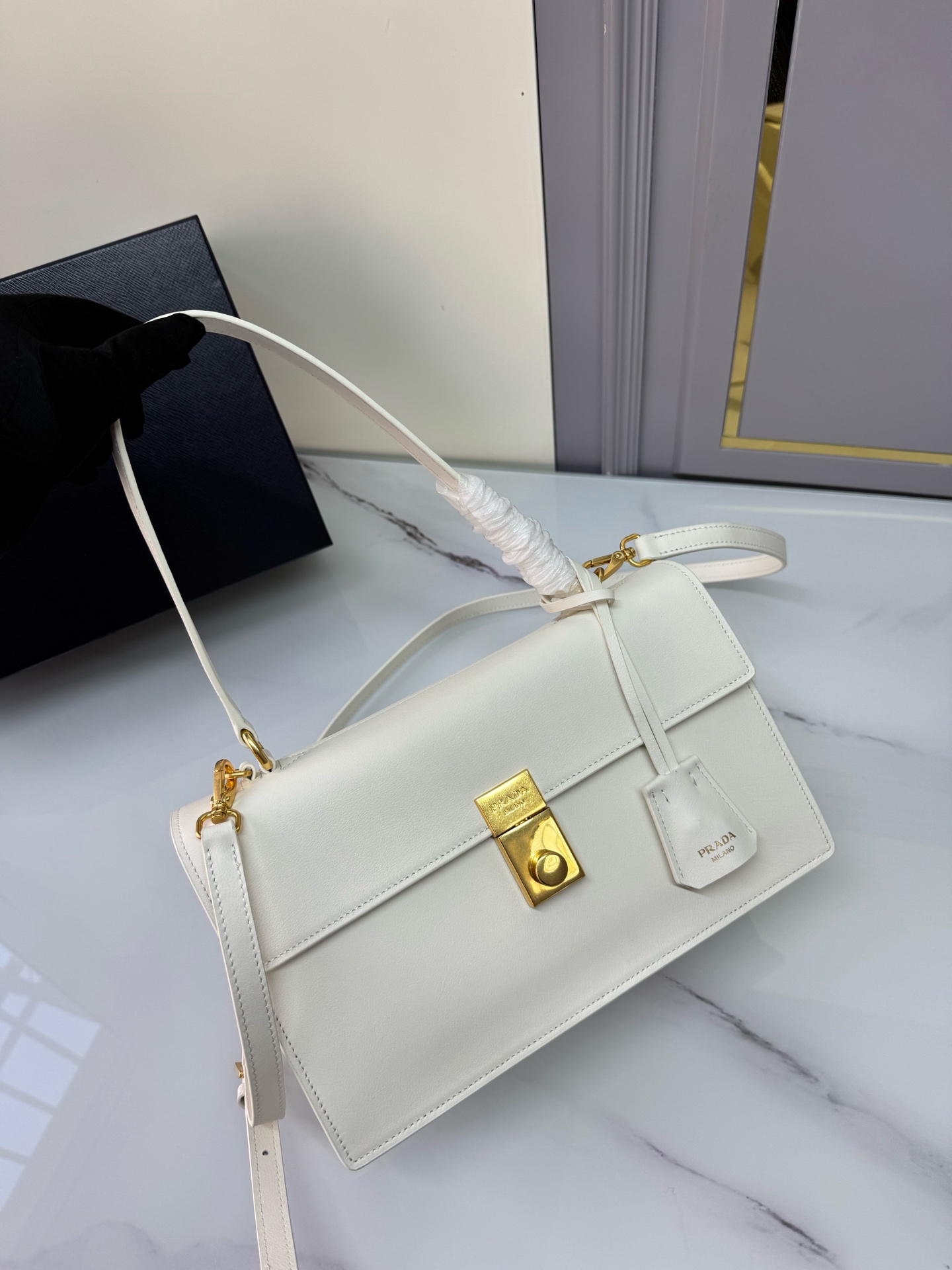 Prada New Year 25 new catwalk model is officially on sale in seconds. 1BN023 full leather has arrived. This new SoftSound handbag is made of impo