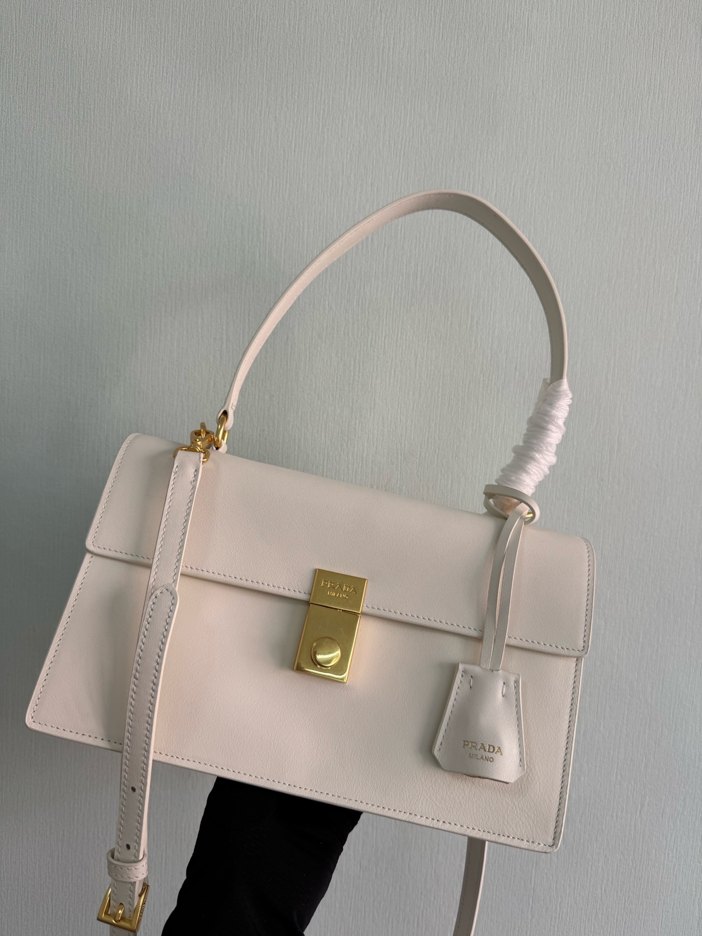 Prada New Year 25 new catwalk model is officially on sale in seconds. 1BN023 full leather has arrived. This new SoftSound handbag is made of impo