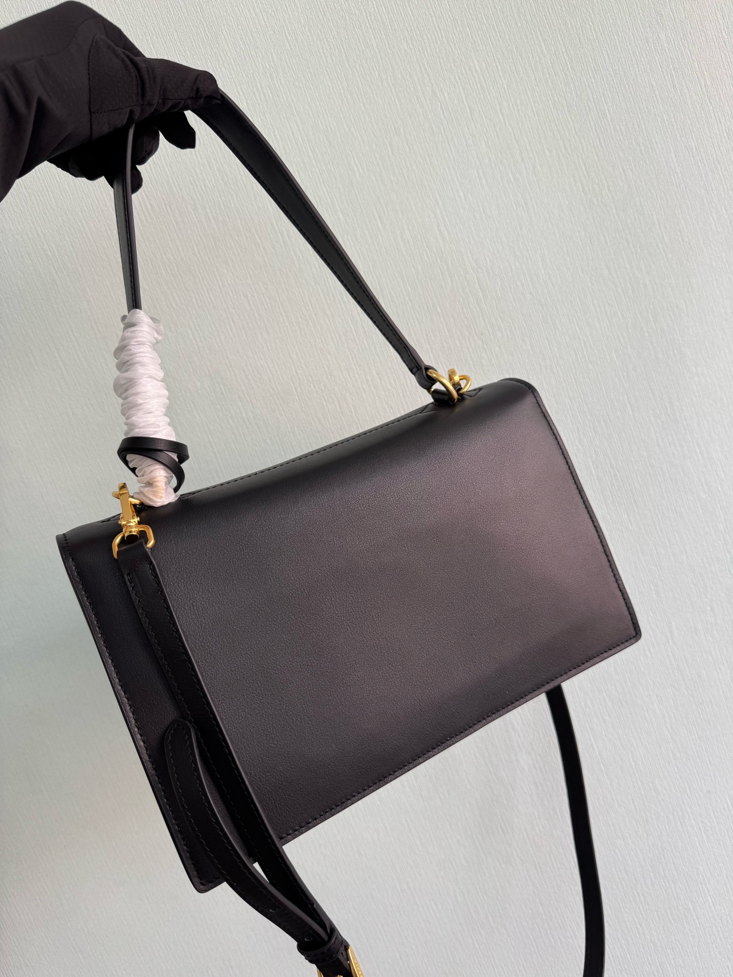 Prada New Year 25 new catwalk model is officially on sale in seconds. 1BN023 full leather has arrived. This new SoftSound handbag is made of impo