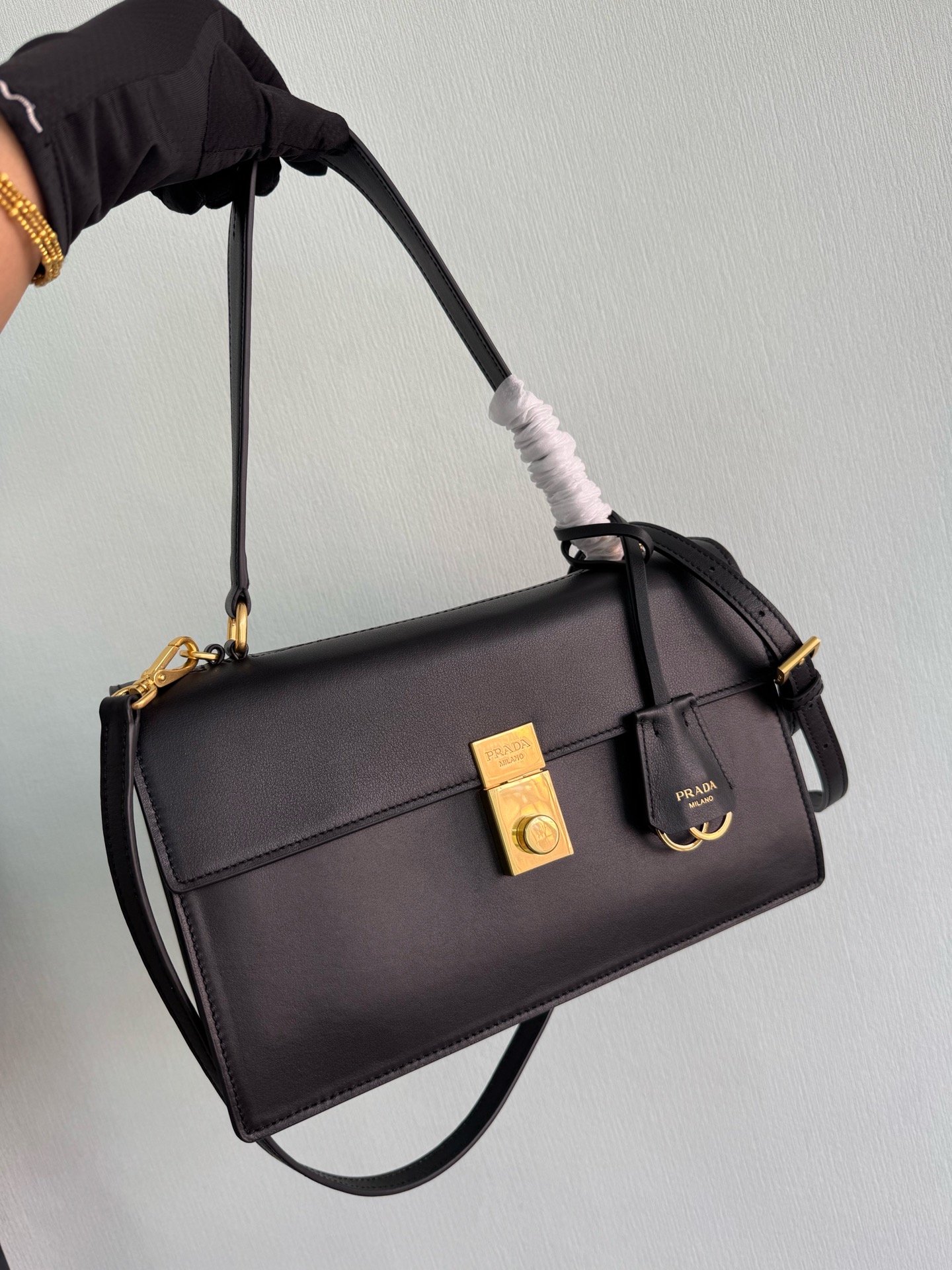Prada New Year 25 new catwalk model is officially on sale in seconds. 1BN023 full leather has arrived. This new SoftSound handbag is made of impo