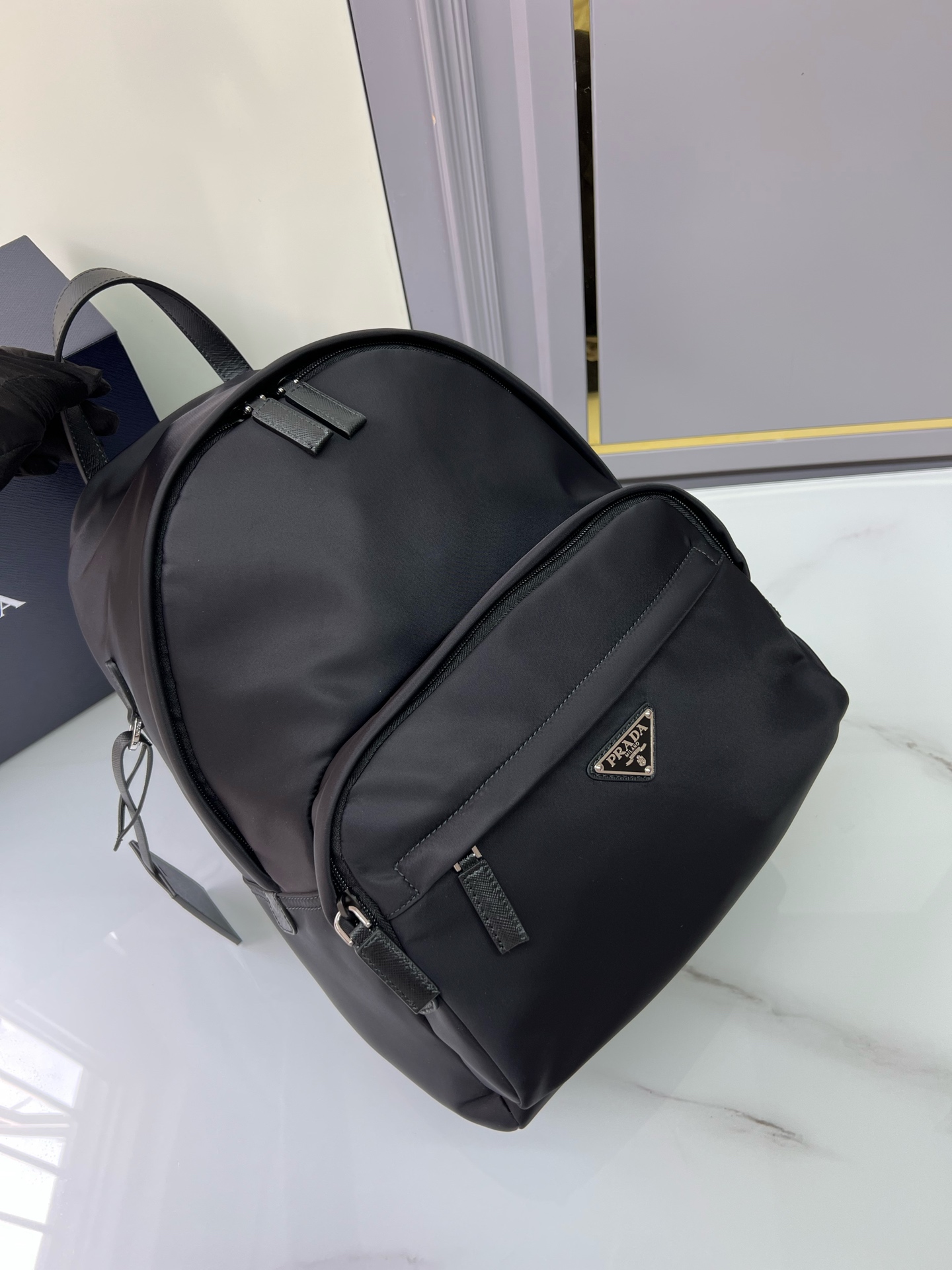 Prada's latest new backpack 2V066 is made of imported Saffiano cowhide leather and imported nylon fabric, with adjustable nylon shoulder straps a