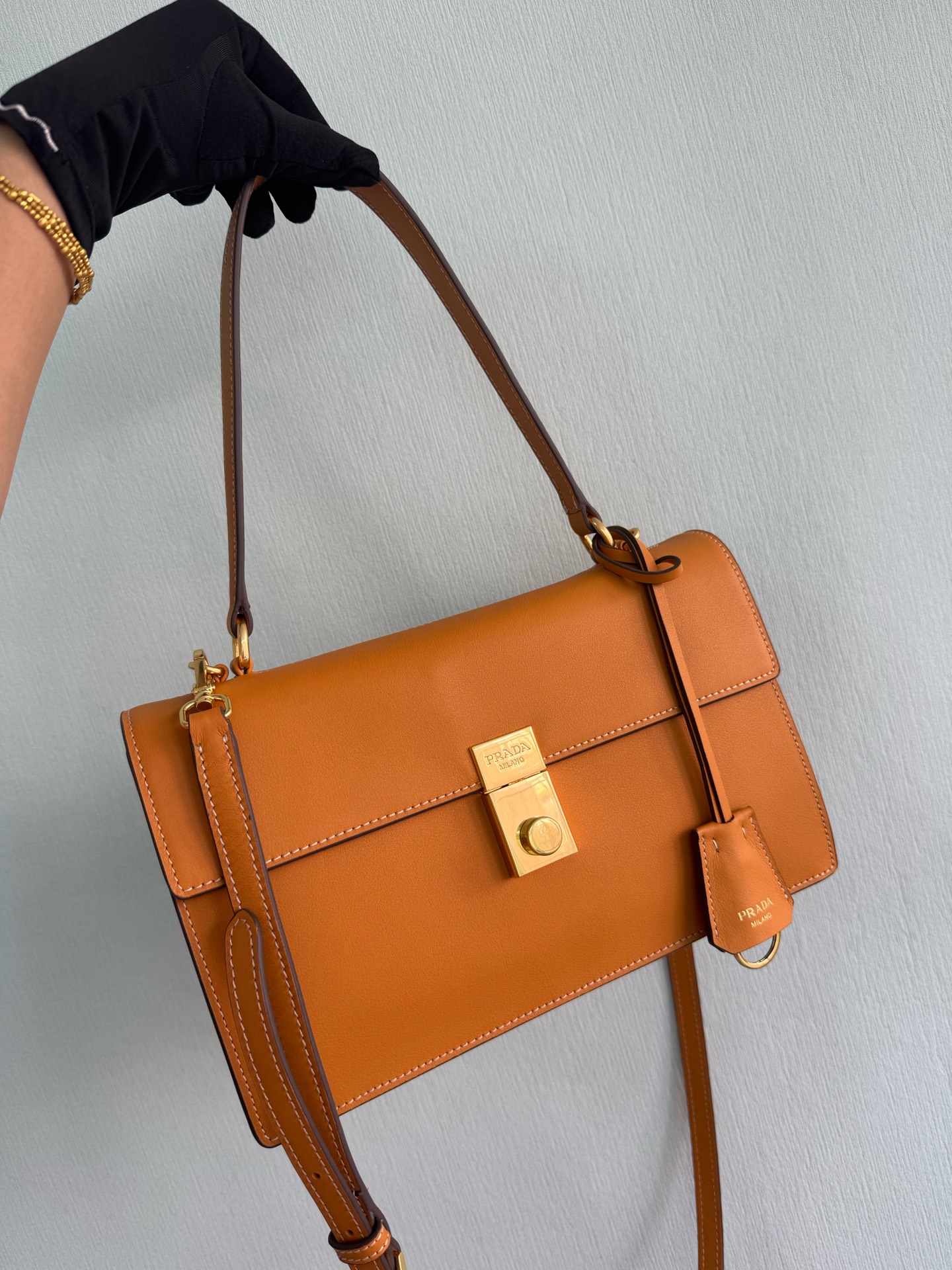 Prada New Year 25 new catwalk model is officially on sale in seconds. 1BN023 full leather has arrived. This new SoftSound handbag is made of impo