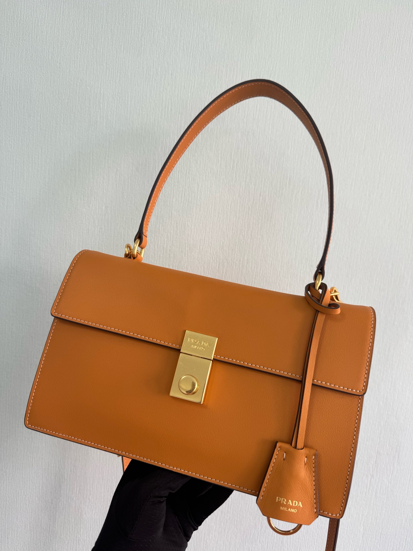 Prada New Year 25 new catwalk model is officially on sale in seconds. 1BN023 full leather has arrived. This new SoftSound handbag is made of impo