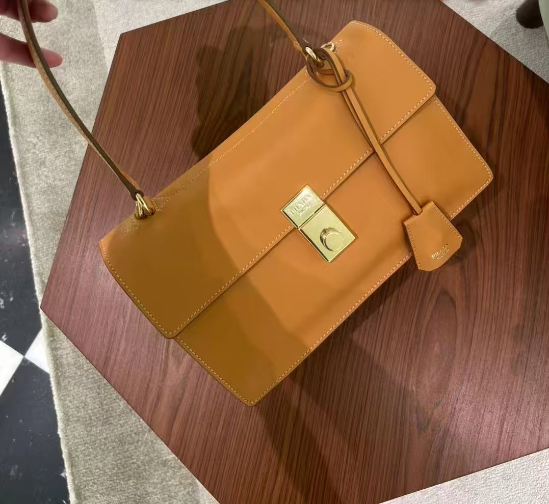 Prada Product _d8eqfUxdqe1-7ajduyHGU_sZ3_FIDMgi-V7U-sw