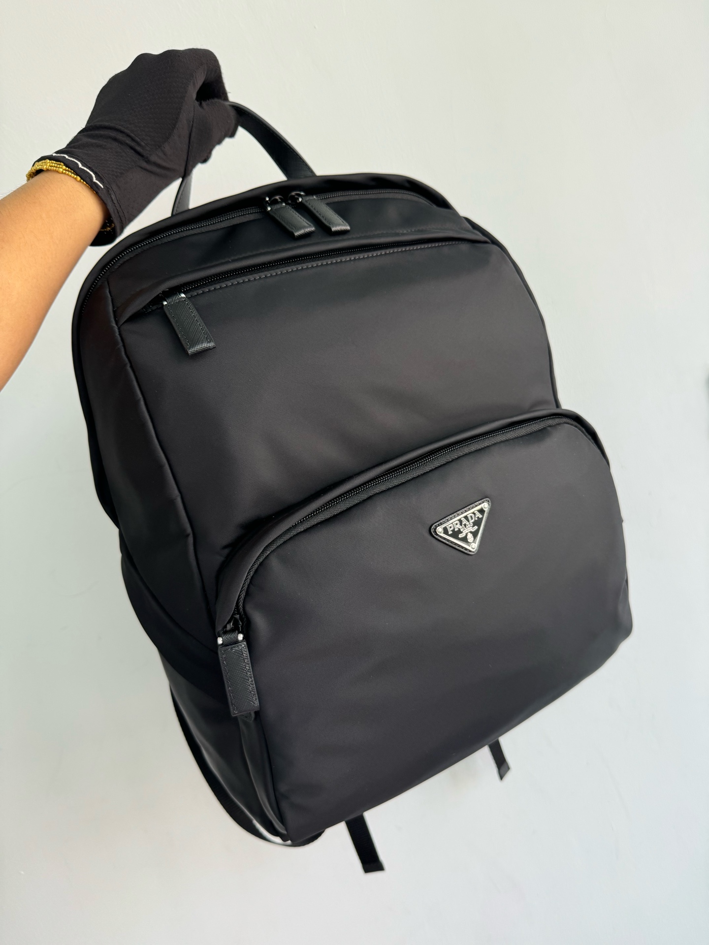 Prada launches new backpack, 2VZ104 triangle logo! Made of nylon, adjustable straps, fabric Saffiano leather handles on the back, zipper closure,