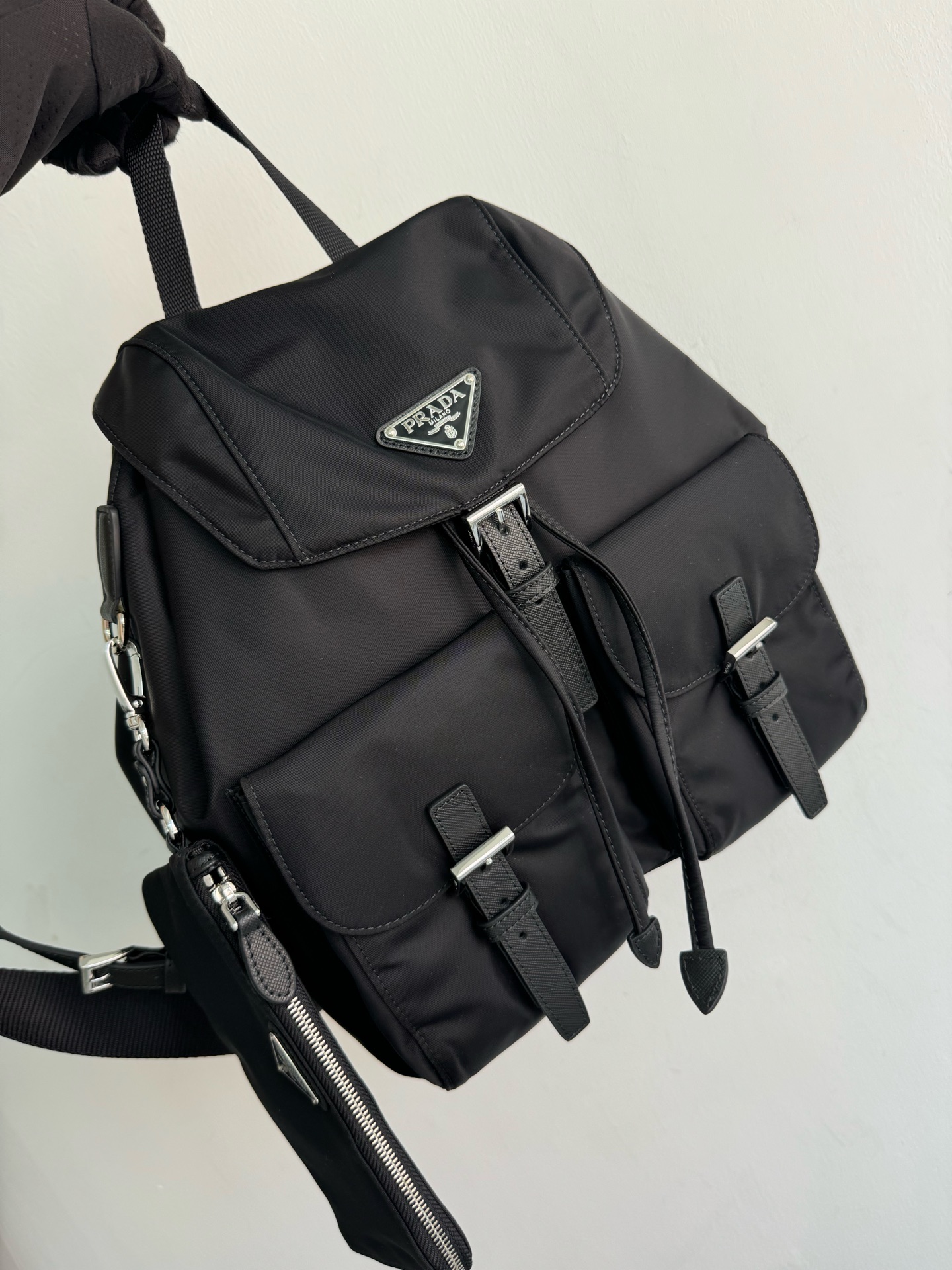 Get a batch of prada travel backpacks. The new model is officially on sale 1BZ811. This nylon backpack is trimmed with exquisite Saffiano leather