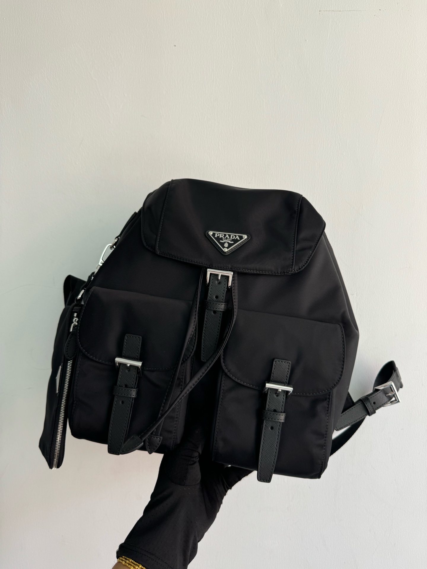 Get a batch of prada travel backpacks. The new model is officially on sale 1BZ811. This nylon backpack is trimmed with exquisite Saffiano leather