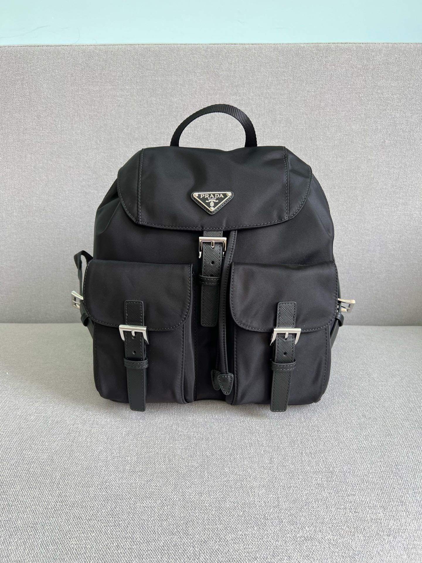 Prada's classic backpack, upgraded version small size 1BZ677, small size top quality, made of imported parachute fabric + cross-grain cowhide + t