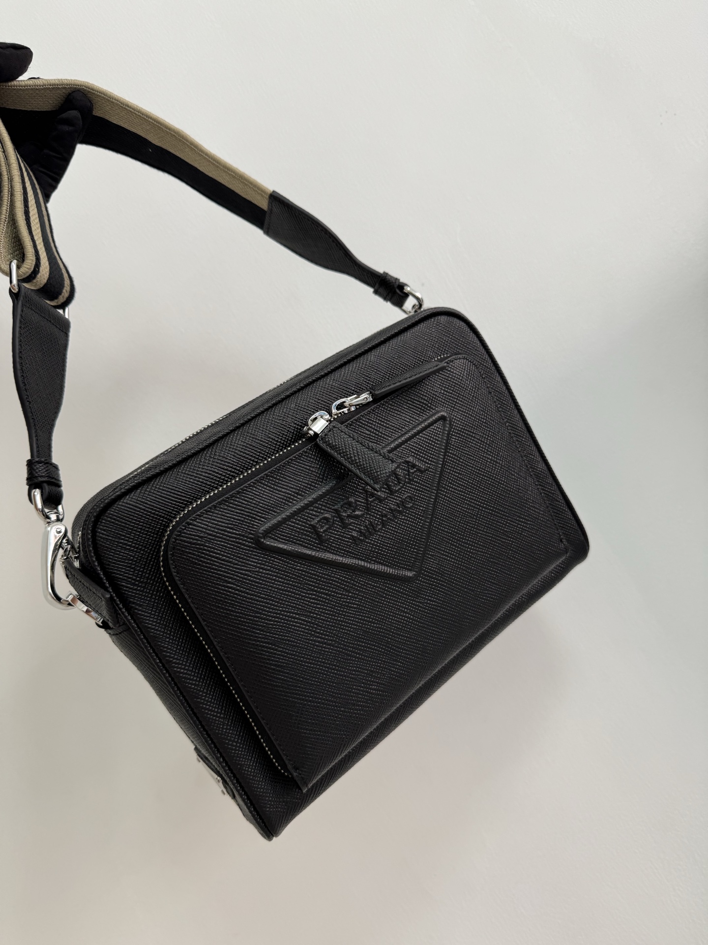 prada embroidered webbing men's crossbody bag! Prada officially sells 2VH152. This stylish and simple shoulder bag is made of imported Saffiano c