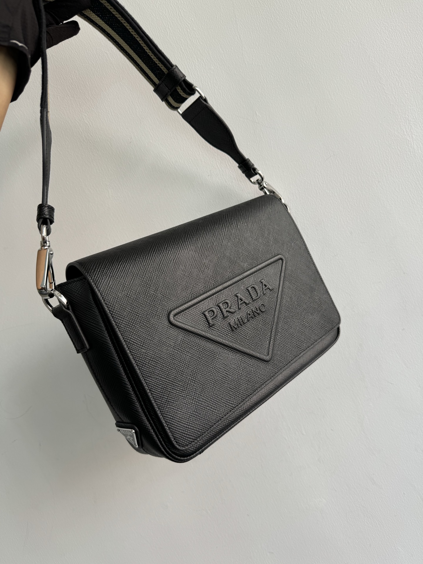Prada officially sells 2VD046. This stylish and simple clamshell shoulder bag is made of imported Saffiano and imported calf leather on the inner
