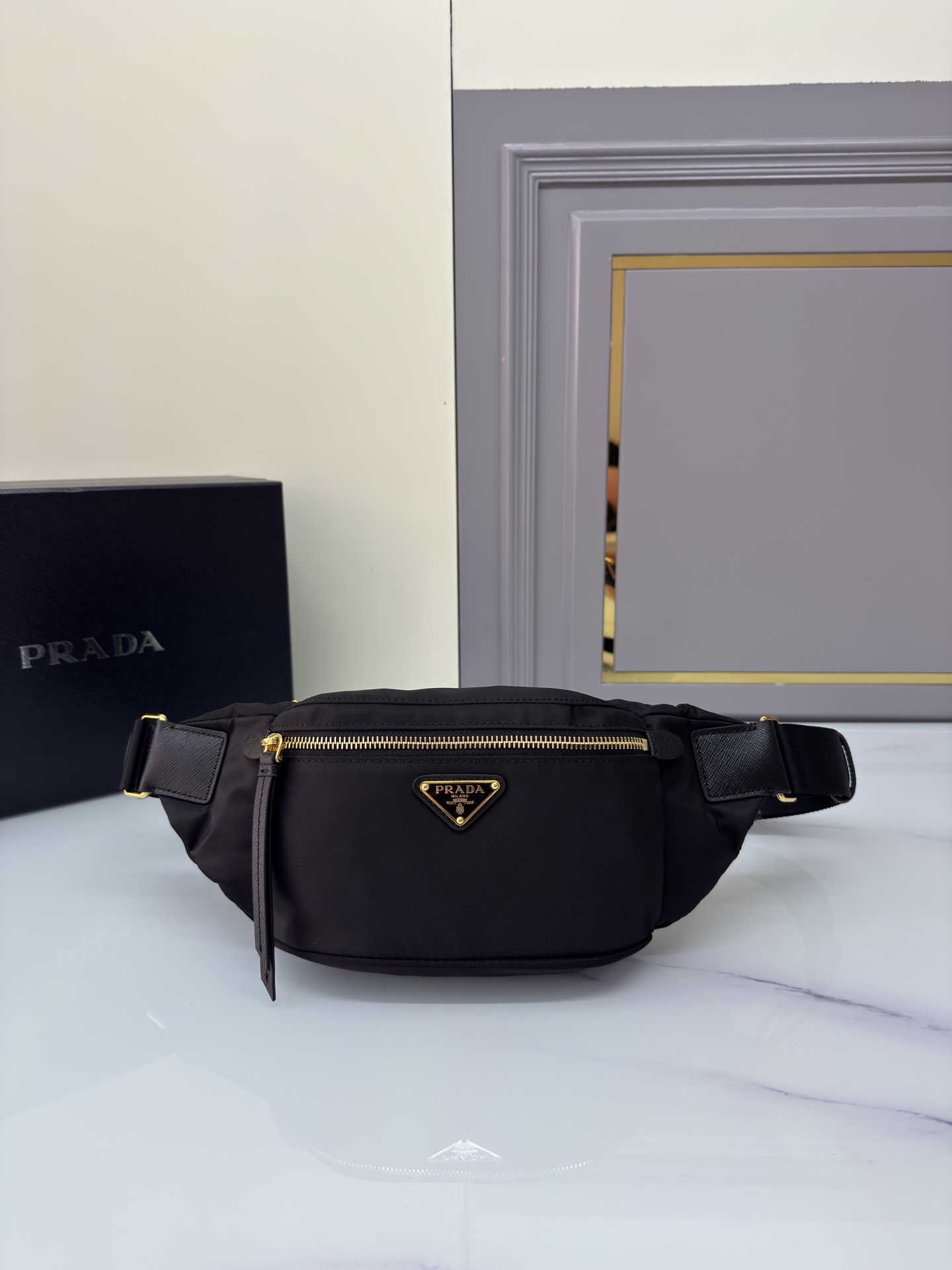 NO:895601,New waist/chest bag Re-nylon and Saffiano leather waist bag, detachable and adjustable strap, metal hardware, enameled metal triangle logo on the front zipper closure logo print Re-nylon lining. Dimensions length 34×width 13cm Style number 1BL046, Prada [price in volume], prada19860909新款腰/胸包 Re-尼龙和Saffiano皮革腰包,可拆卸、可调节的皮带,金属五金,正面有珐琅金属三角形标志 拉链封闭 标志印花 Re-尼龙衬里. 尺寸长34×宽13cm 款号1BL046,普拉达【跑量价】,prada,Bag