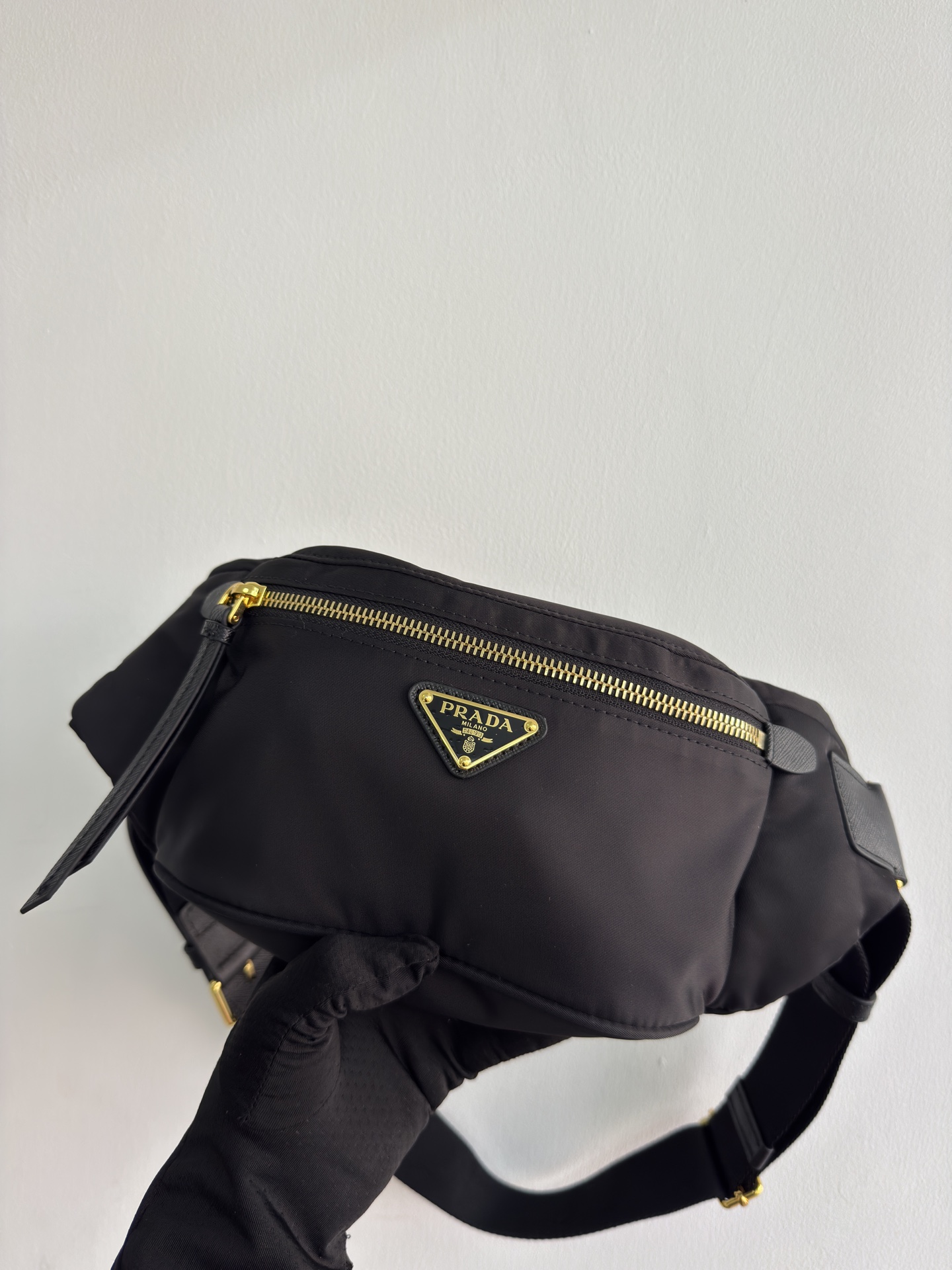 NO:895606,New waist/chest bag Re-nylon and Saffiano leather waist bag, detachable and adjustable strap, metal hardware, enameled metal triangle logo on the front, zipper closure, logo print Re-nylon lining. Size: 34cm long19860909新款腰/胸包 Re-尼龙和Saffiano皮革腰包,可拆卸、可调节的皮带,金属五金,正面有珐琅金属三角形标志 拉链封闭 标志印花 Re-尼龙衬里. 尺寸长34×宽13cm 款号1BL0463869480,普拉达【跑量价】,prada,Bag