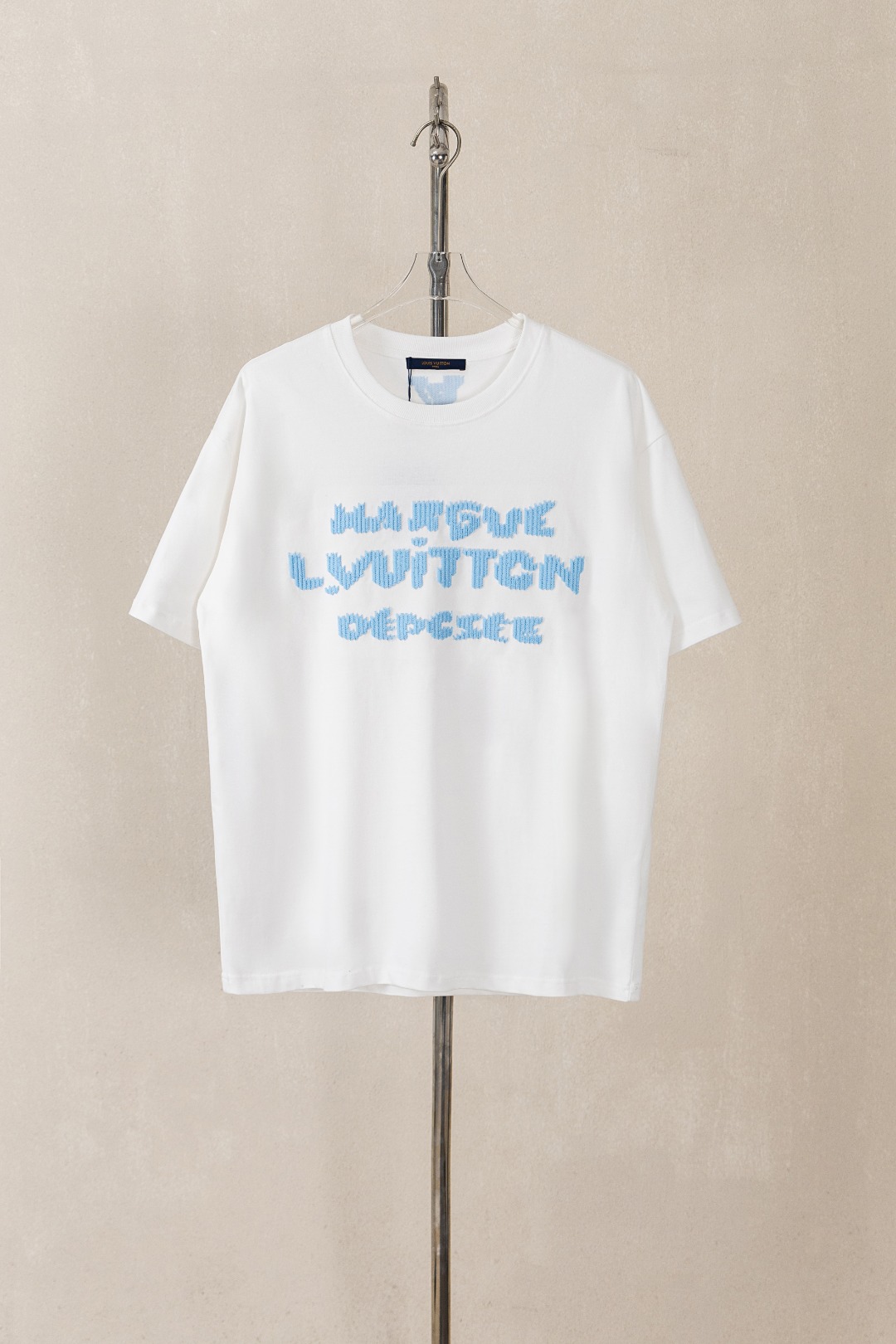 款号808 LV 2026FW短袖T恤 LOGO绣花 高端32s双纱320克面料 重磅面料 定制拉架罗纹同缸同染 三标齐全 男女同款 颜色:黑色 白色 0 S 110-135 M 135-160 L 160-190