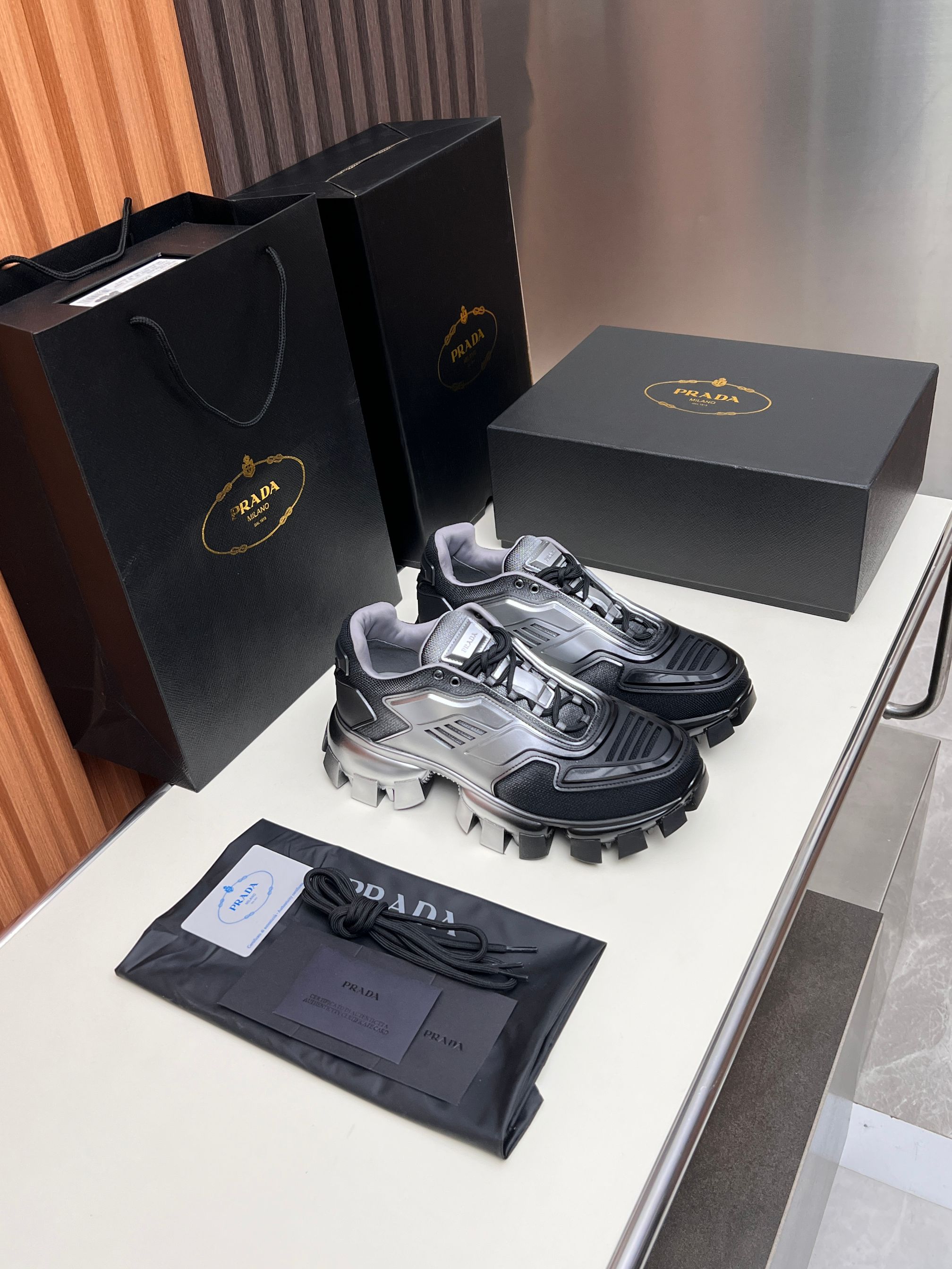 NO:680675,[PRADA] Robot, top version, original cowhide stitching mesh + cowhide feet + mesh lining, top full set of packaging + airplane box, original bottom size 35 to 45 (female 40.46.47 customized, non-returnable),, prada, prada, cowhide19860909【PRADA普拉达】机器人,顶级版本 原版牛皮拼接网面+ 牛皮垫脚+网布内里, 顶级全套包装+飞机盒 原厂原版底35一45码（女40.46.47定做不退换）,,prada,prada,cowhide,Men's shoes