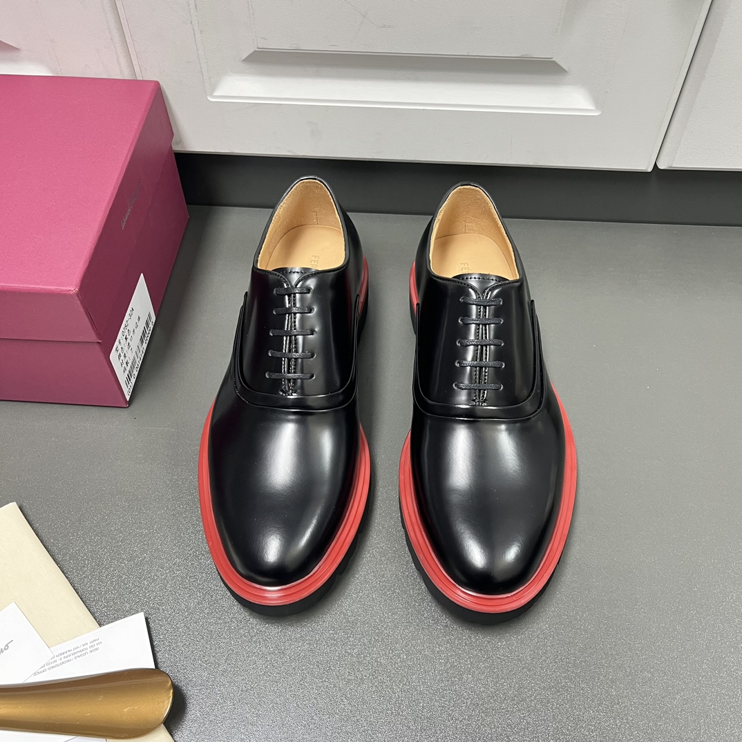 NO:271925,Ferragam new men's business casual leather shoes Oxford shoes, Dongguan's heavy industry products!  This lace-up oxford shoe is made of imported beaded leather, showing a novel urban style between the lines. The deconstruction of classic shoes is used, and the winding and straight lines are outlined with hidden seams, so that the upper has a double-layer effect. The rubber foam sole and the contrasting triple outer protruding rubber edge complement each other. It is very fashionable and charming, with a dyed calfskin inner lining, genuine leather footbed, standard logo decoration, simple and atmospheric, European and American classic loose style style, excellent comfort for the foot. W leather shoes size: 39/40/41/42/43/44 with original box packaging dust bag, ferragamo, ferragamo, cowhide19860909Ferragam菲拉格慕新款男士商务休闲皮鞋牛津鞋 莞产重工猛货！ 这款系带牛津鞋采用进口开边珠皮革制成,线条之间彰显新颖都市型格.运用经典鞋履解构,以隐密式接缝勾勒蜿蜒有致的线条,使鞋面呈现双层效果.橡胶发泡鞋底和撞色三重外突橡胶沿条相得益彰.极富时髦魅力,本染小牛皮内里,真皮垫脚,标配logo装饰,简约不失大气,欧美经典宽松风格版型,上脚舒适度极好 W皮鞋尺码:39/40/41/42/43/44 配原盒包装防尘袋,,ferragamo,ferragamo,cowhide,Men's shoes