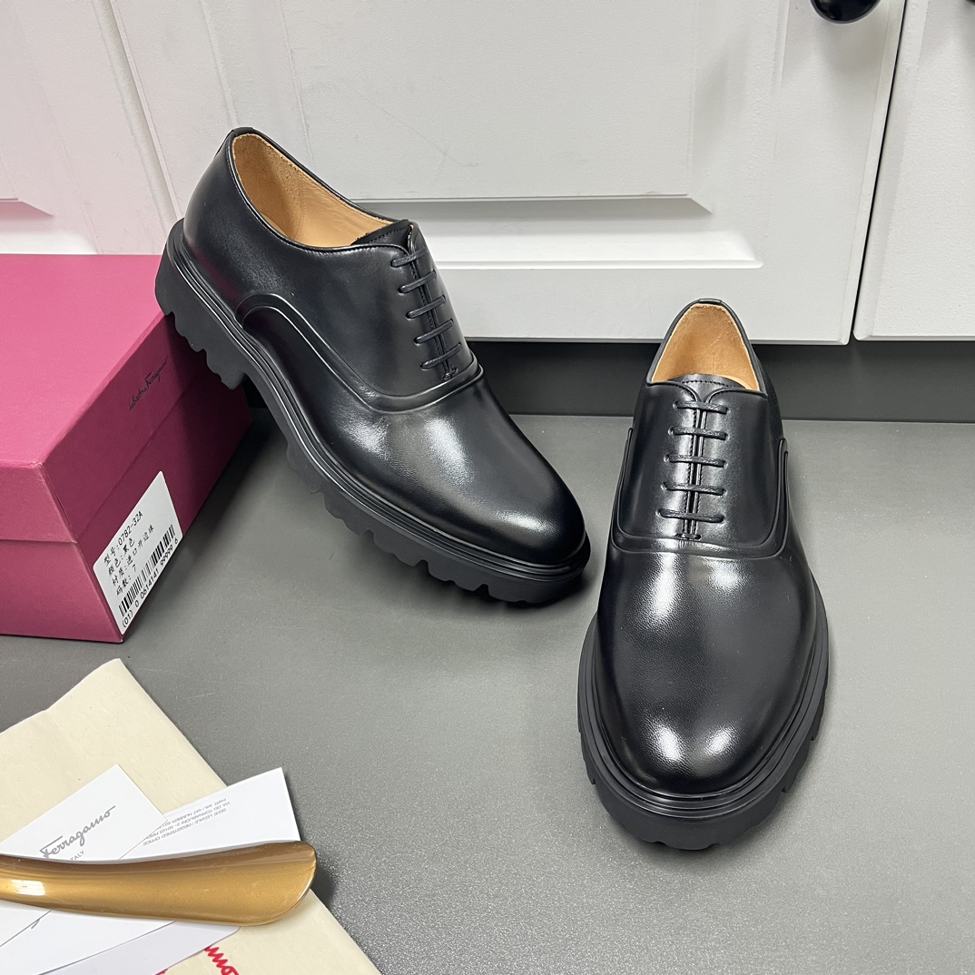 NO:271928,Ferragam new men's business casual leather shoes Oxford shoes, Dongguan's heavy industry products!  This lace-up oxford shoe is made of imported calf leather, showing a novel urban style between the lines. The deconstruction of classic shoes is used, and the winding and straight lines are outlined with hidden seams, so that the upper has a double-layer effect. The rubber foam sole and the contrasting triple outer protruding rubber edge complement each other. It is very fashionable and charming. The inner dyed calf leather, genuine leather footbed, standard logo decoration, simple and atmospheric, European and American classic loose style, excellent comfort for the foot. W leather shoes size: 39/40/41/42/43/44 with original box packaging dust bag, ferragamo, ferragamo, cowhide19860909Ferragam菲拉格慕新款男士商务休闲皮鞋牛津鞋 莞产重工猛货！ 这款系带牛津鞋采用进口小牛皮皮革制成,线条之间彰显新颖都市型格.运用经典鞋履解构,以隐密式接缝勾勒蜿蜒有致的线条,使鞋面呈现双层效果.橡胶发泡鞋底和撞色三重外突橡胶沿条相得益彰.极富时髦魅力,本染小牛皮内里,真皮垫脚,标配logo装饰,简约不失大气,欧美经典宽松风格版型,上脚舒适度极好 W皮鞋尺码:39/40/41/42/43/44 配原盒包装防尘袋,,ferragamo,ferragamo,cowhide,Men's shoes