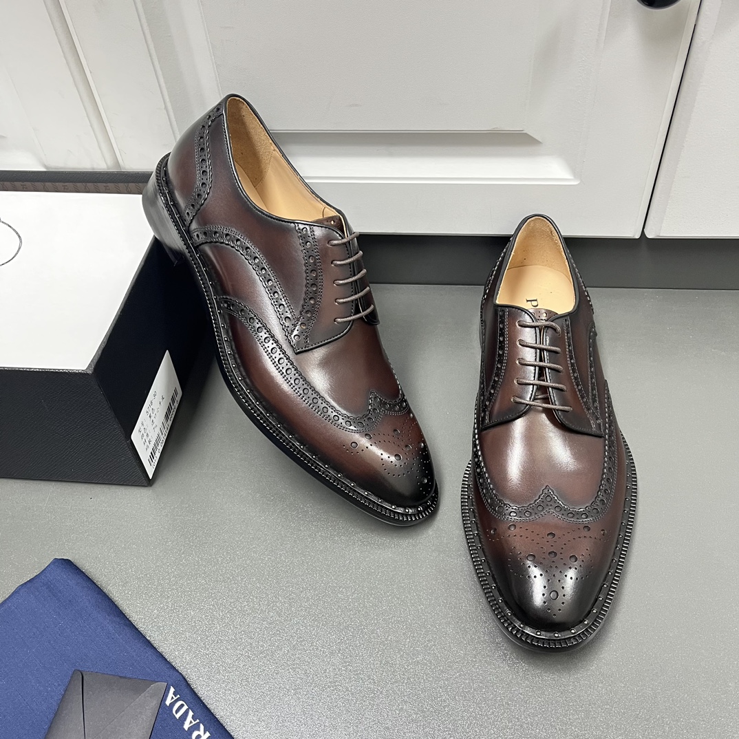 NO:271943,Prad* Prad Men's New Business Derby Shoes P Home Business Men's Shoes Shipping Top Boutique Products in Dongguan This top imported calf leather embryo, fetal cowhide upper, hand-coloring craftsmanship, classic brick carved upper, detail craftsmanship, Benwang calf leather breathable inner lining, genuine leather outsole rear rubber leather, genuine leather outsole heel rubber leather plus rivet fixing Waterproof skirt decoration design, leather texture is unobstructed at a glance, novel style, another top quality and classic and durable business lace-up leather shoes, easy to control various occasions, everyone knows the quality of our formal shoes W leather shoes: 39/40/41/42/43/44 deep coffee with original box packaging dust bag, prada, prada, skirts, cowhide, Leather soles19860909Prad*普拉达 男士新款商务正装德比鞋 P家商务男鞋出货 莞产顶级精品 此款顶级进口小牛皮皮胚,胎牛皮鞋面,手工上色工艺,经典布洛克雕花鞋面,细节精工制作,本蒅小牛皮透气内里,真皮大底后置橡胶贴皮,真皮大底后跟橡胶贴皮加铆固定 防水沿条裙边装饰设计,皮质质感一览无余,款式新颖,又一款顶级品质又经典耐看,超显气场的商务系带正装皮鞋,轻松驾驭各种场合,咱家正装鞋品质不多提大家懂的 W皮鞋码数:39/40/41/42/43/44 深咖 配原盒包装防尘袋,,prada,prada,skirts,cowhide,Leather soles,Men's shoes