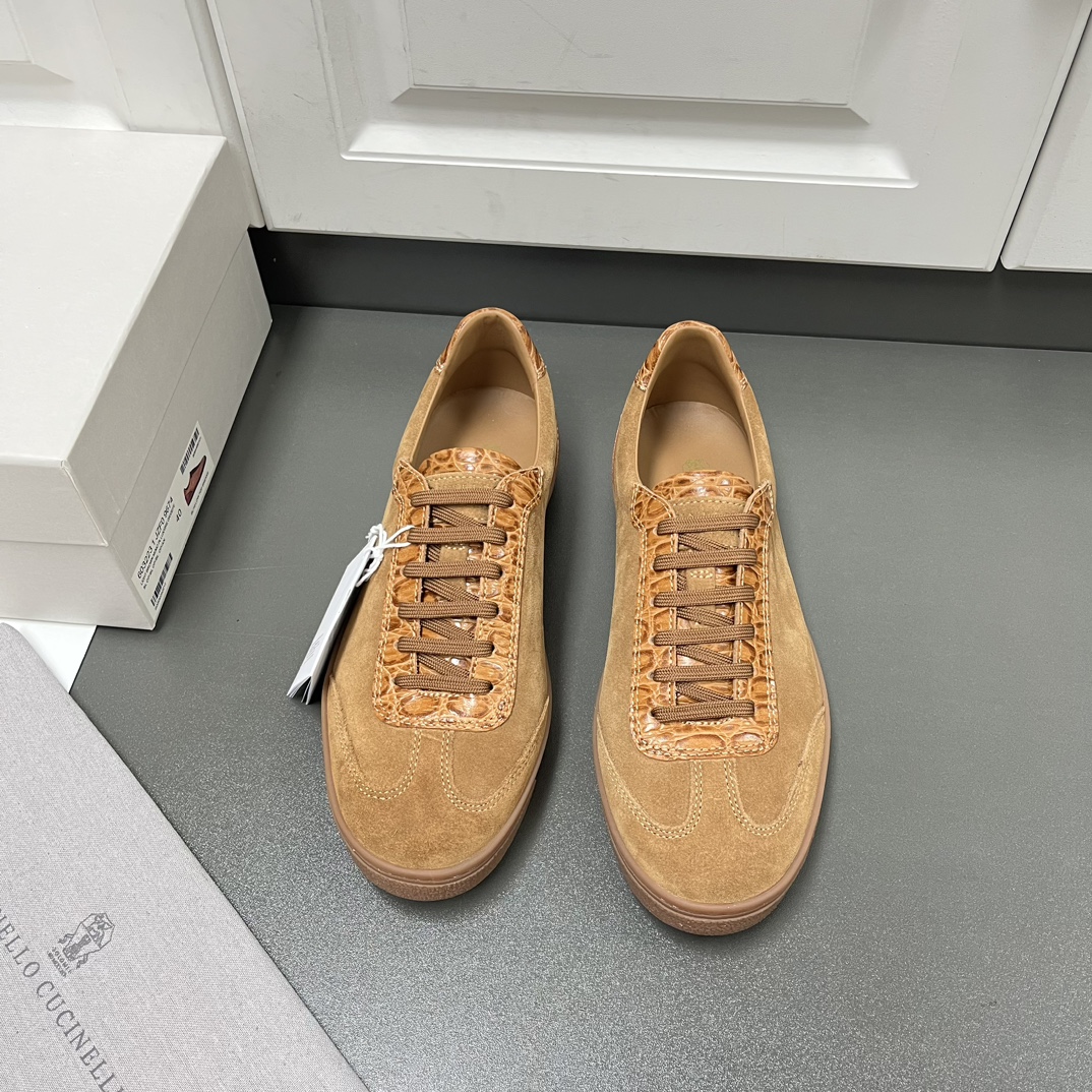 新款Brunello Cucinelli男士休闲运动板鞋 官网同步发售 不退潮感的胶底鞋又有新故事 考究精美的鹿皮成为这款新品的特色材料。这款BC精选光滑又柔韧的鞋面和确保舒适上脚感的天然橡胶鞋底组合，成就出一双既轻量又灵活的鞋履。而鞋后跟上的 Solomeo 标志以其优雅精美风格完美鞋子的设计感。珍贵小牛皮具有超柔软粒纹和怡人触感的特色。皮革经加工，弯曲部位呈现略微光滑外观，而用手工刷皮部位则打造出微妙色彩变化，丰富了纹理，TPU大底 内里垫脚全牛皮皮鞋码数:39/40/41/42