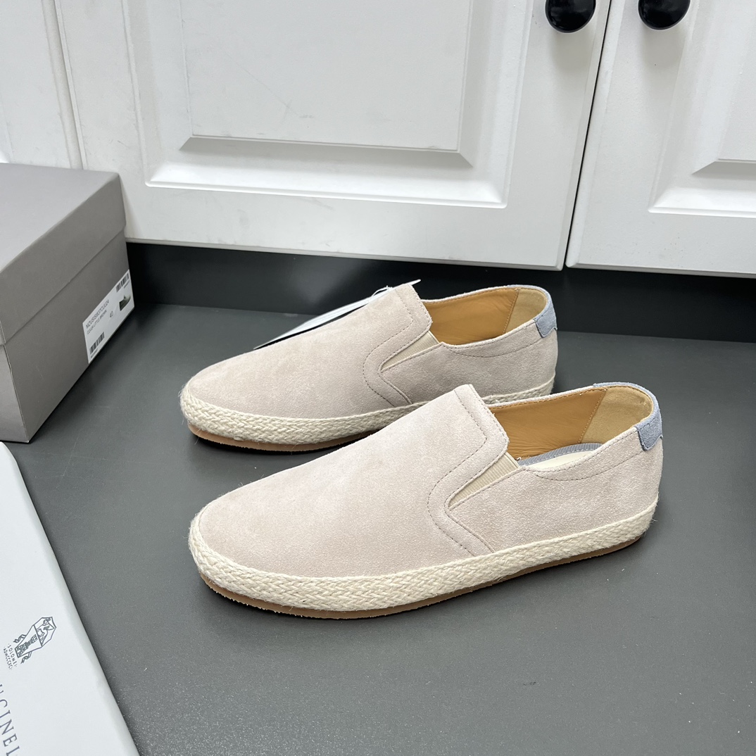 NO:588956,New color matching 2025 spring and summer new Brunello Cucinelli slip-on elk suede casual sports shoes for men, now on sale. This brand, referred to as BC, is the world's top luxury brand from Italy. All products are made of the most top-notch fabrics in the clothing industry today, coupled with Italy's unique traditional craftsmanship, giving the brand the reputation of 'a true luxury product in the clothing industry'!  This fabric is made of imported elk suede cowhide weaving technology. It is breathable and soft. The inner lining is natural benzene-dyed special calfskin. It does not fade, does not slip, is breathable and does not stuffy your feet!  Same color stitching details, insole decorated with logo, multi-layer rubber combined outsole, 100% cotton woven linen strip design, full of handmade art, rubber and EVA outsole for the foot, light and comfortable, simple shoe type for over-the-foot wear, easy to put on and take off, and can also be stepped on. It has excellent breathability and is not tiring to wear for a long time. It is recommended to buy a must-have shoe in summer. Apricot color  Leather shoe size: 39/40/41/42/43/44 [45 can be customized] Original box packaging + dustproof tape + latest Z cabinet tag. Welcome to order, brunello cucinelli, cowhide19860909新配色 2025春夏新款Brunello Cucinelli 套脚款麋绒面皮休闲运动男鞋 火爆热卖中 此品牌简称BC,是来自意大利的世界顶级奢侈品牌,所有产品均选用现今服装界最顶级的面料,加上意大利得天独厚的传统手工艺,使得该品牌又有“服装界真正的奢侈品”之美誉！ 这款面料采用进口麋皮反绒牛皮编织制作工艺,透气柔软,内里是本色苯染专用小牛皮 不掉色,不打滑,透气不闷脚！同色系缝线细节、鞋垫饰有标志,多层橡胶组合大底,全棉材质物织麻条设计做法,手工艺术感十足,橡胶加EVA大底上脚,轻便舒适,套脚穿简约鞋型,穿脱十分跟脚,也可以踩穿 透气性极好 久穿不累 夏季值得推荐入手的一款必备鞋 杏色 皮鞋码数:39/40/41/42/43/44【45可定做】原盒包装+防尘带+最新Z柜吊牌 欢迎订购,,brunello cucinelli,cowhide,Men's shoes