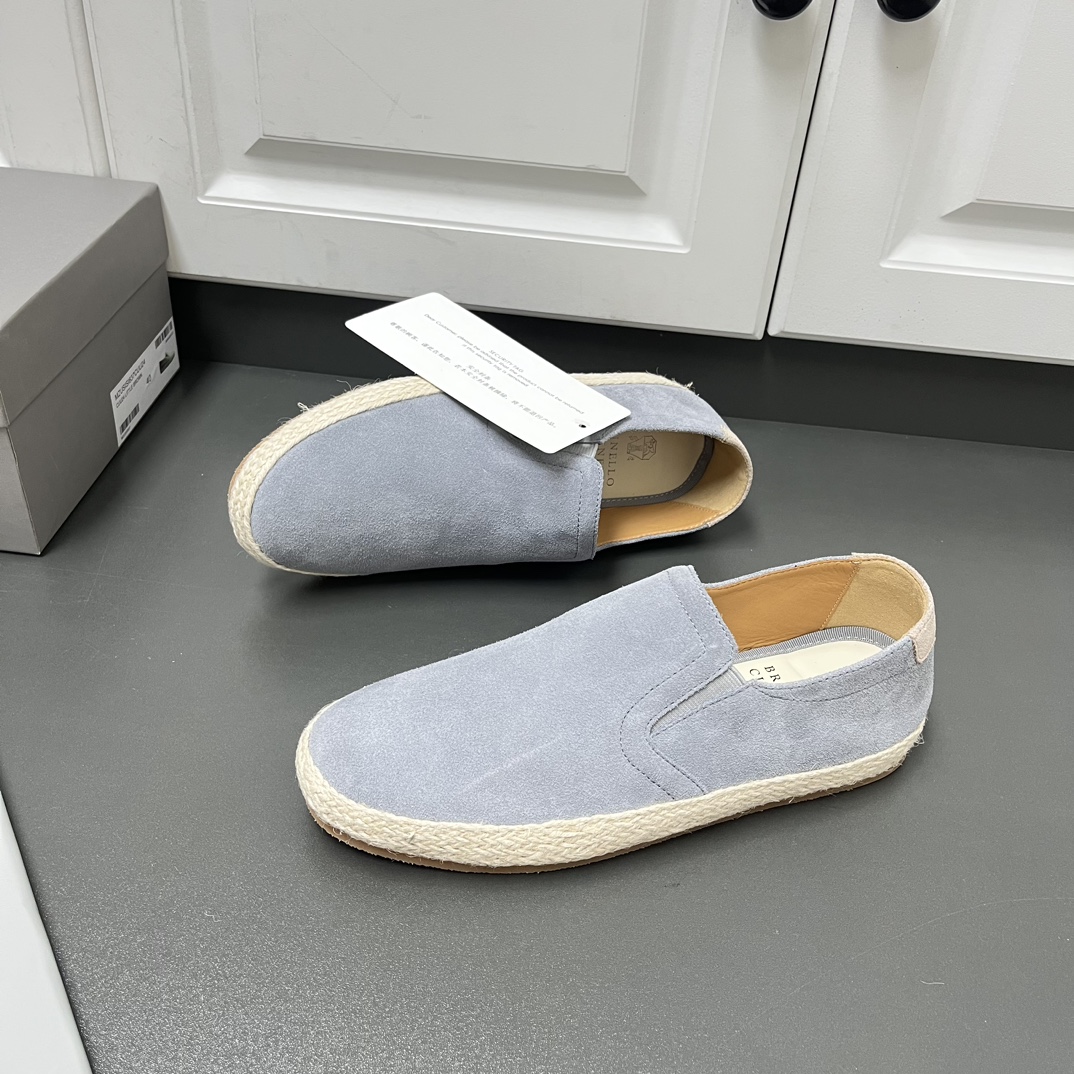 NO:588965,New color matching 2025 spring and summer new Brunello Cucinelli slip-on elk suede casual sports shoes for men, now on sale. This brand, referred to as BC, is the world's top luxury brand from Italy. All products are made of the most top-notch fabrics in the clothing industry today, coupled with Italy's unique traditional craftsmanship, giving the brand the reputation of 'a true luxury product in the clothing industry'!  This fabric is made of imported elk suede cowhide weaving technology. It is breathable and soft. The inner lining is natural benzene-dyed special calfskin. It does not fade, does not slip, is breathable and does not stuffy your feet!  Same-color stitching details, insole decorated with logo, multi-layer rubber outsole, 100% cotton woven linen strip design, full of handcrafted art, rubber plus EVA outsole, light and comfortable, simple shoe type, very comfortable to put on and take off, can also be stepped on. It has excellent breathability and is not tiring to wear for a long time. It is recommended to buy a must-have shoe in summer. Gray  Leather shoe size: 39/40/41/42/43/44 [45 can be customized] Original box packaging + dustproof tape + latest Z cabinet tag. Welcome to order, brunello cucinelli, cowhide19860909新配色 2025春夏新款Brunello Cucinelli 套脚款麋绒面皮休闲运动男鞋 火爆热卖中 此品牌简称BC,是来自意大利的世界顶级奢侈品牌,所有产品均选用现今服装界最顶级的面料,加上意大利得天独厚的传统手工艺,使得该品牌又有“服装界真正的奢侈品”之美誉！ 这款面料采用进口麋皮反绒牛皮编织制作工艺,透气柔软,内里是本色苯染专用小牛皮 不掉色,不打滑,透气不闷脚！同色系缝线细节、鞋垫饰有标志,多层橡胶组合大底,全棉材质物织麻条设计做法,手工艺术感十足,橡胶加EVA大底上脚,轻便舒适,套脚穿简约鞋型,穿脱十分跟脚,也可以踩穿 透气性极好 久穿不累 夏季值得推荐入手的一款必备鞋 灰色 皮鞋码数:39/40/41/42/43/44【45可定做】原盒包装+防尘带+最新Z柜吊牌 欢迎订购,,brunello cucinelli,cowhide,Men's shoes