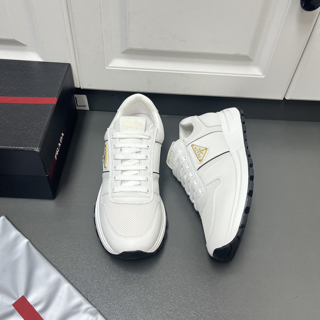 NO:272389,Prada Men's new sports and casual men's shoes. This upper is made of imported calfskin and exclusive customer-supply mesh fabric. The outside is decorated with P's classic metal triangular enamel logo, inner mesh fabric, footbed cowhide, and the sole is an anti-slip sports exclusive rubber sole with logo. It has a good foot feeling, fashionable and stylish, and the standard sports style is very good on the feet!  With original box packaging dust bag!  L leather shoes size: 39/40/41/42/43/44 White original box packaging   dust bag, prada, prada, cowhide19860909Prada普拉达 男士新款运动休闲男鞋 这款鞋面采用进口小牛皮和专属客供网布打造,外侧饰以P家经典金属三角珐琅徽标,内里网布,垫脚牛皮,大底采用防滑运动专属带logo橡胶大底,脚感很好,洋气时髦,标准运动版型,上脚非常好看！配原盒包装防尘袋！ L皮鞋码数:39/40/41/42/43/44 白色 原盒包装 防尘袋,,prada,prada,cowhide,Men's shoes
