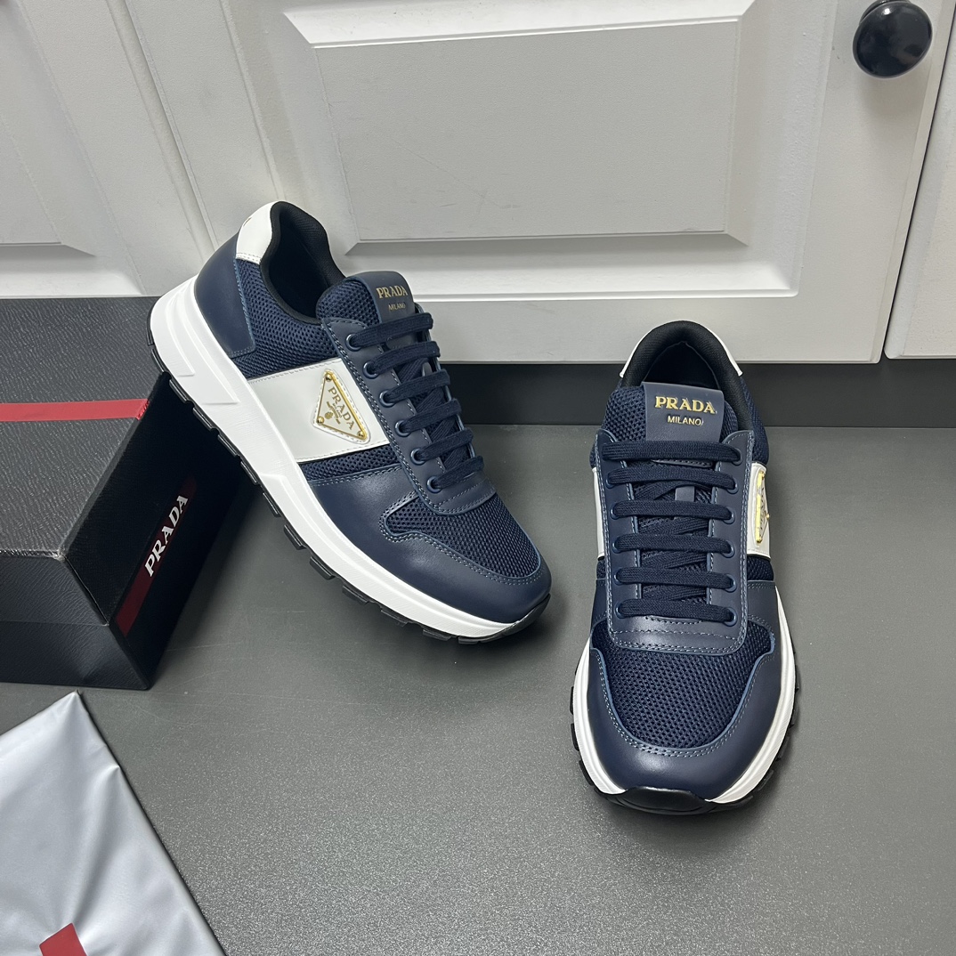 NO:272392,Prada Men's new sports and casual men's shoes. This upper is made of imported calfskin and exclusive customer-supply mesh fabric. The outside is decorated with P's classic metal triangular enamel logo, inner mesh fabric, footbed cowhide, and the sole is an anti-slip sports exclusive rubber sole with logo. It has a good foot feeling, fashionable and stylish, and the standard sports style is very good on the feet!  With original box packaging dust bag!  L leather shoes size: 39/40/41/42/43/44 Blue Original box packaging   dust bag, prada, prada, cowhide19860909Prada普拉达 男士新款运动休闲男鞋 这款鞋面采用进口小牛皮和专属客供网布打造,外侧饰以P家经典金属三角珐琅徽标,内里网布,垫脚牛皮,大底采用防滑运动专属带logo橡胶大底,脚感很好,洋气时髦,标准运动版型,上脚非常好看！配原盒包装防尘袋！ L皮鞋码数:39/40/41/42/43/44 蓝色 原盒包装 防尘袋,,prada,prada,cowhide,Men's shoes