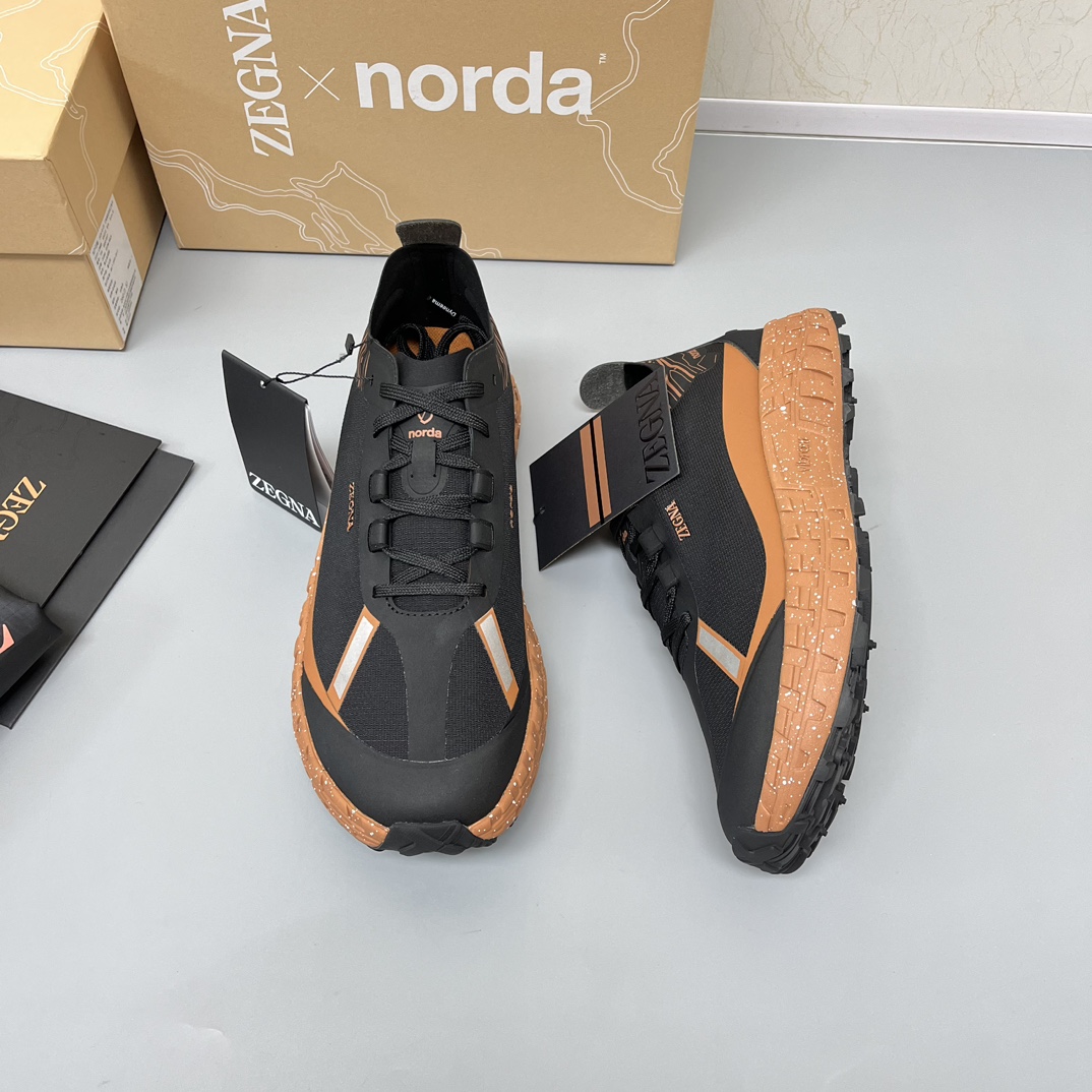 NO:272036,New color Zzegna New co-branded Xnorda low-top sports running shoes are released simultaneously on the official website. This lightweight and breathable running shoes incorporate recyclable materials into the design, so that the perfect combination of running shoes performance and sustainability is verified. Seamless upper is matched with Vibram sole. Excellent fit, cushioning and grip are provided, and the best performance is greatly reduced. This footprint is super breathable. The sports running shoes with dynamic and dynamic provide you with stable support. Show your personality. A distinctive contrasting color design. Both inside and outside the sports field can create a focus of attention. The midsole cover method of car movable footbed. The shoes are light and easy to wear. The sole is soft and elastic. The sole is designed as a Vlbram brand logo film. It is shock-proof and anti-slip. The production process is perfectly integrated with high technology, and it is comfortable and has excellent performance. Welcome to order.  Y leather shoes size: 39/40/41/42/43/44 grey orange original box packaging comes with shoe storage bag   double card, zegna19860909新配色 Zzegna 杰尼亚 新款联名款Xnorda 低帮运动跑鞋 官网同步发售 此款轻便透气跑步鞋将可回收材料融入设计 从而让跑鞋性能和可持续性的完美结合得到验证 无缝鞋面搭配Vibram 鞋底 提供卓越贴合性、缓冲性和抓地力 彰显最佳性能 大幅降低环境足迹 这款上脚透气性超好 满蕴动感活力的运动跑鞋为您提供稳固支撑 秀出个性风采 鲜明的撞色设计 不论运动场内外 均能造就瞩目焦点 车中底套楦做法 可活动脚床 鞋子轻便好穿 鞋底软弹舒适 大底设计为Vlbram品牌Logo底片 防震防滑. 制作工艺与高科技完美融合、舒适不凡 性能优异 欢迎订购 Y皮鞋码数:39/40/41/42/43/44 灰橙色 原盒包装 随附鞋履收纳袋 双卡片,,zegna,Men's shoes