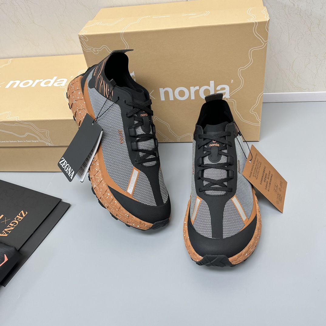 NO:358047,New color scheme Zzegna new co-branded Xnorda low-top sports running shoes are released simultaneously on the official website. This lightweight and breathable running shoes incorporate recyclable materials into the design, so that the perfect combination of running shoes performance and sustainability is verified. Seamless upper is matched with Vibram soles. Excellent fit, cushioning and grip are provided, and the best performance is greatly reduced. This footprint is super breathable. The sports running shoes with dynamic and dynamic provide you with stable support. Show your personality. A distinctive contrasting color design. Both inside and outside the sports field can create a focus of attention. The midsole cover method of car movable footbed. The shoes are light and easy to wear. The sole is soft and elastic. The sole is soft and comfortable. The outsole is designed as a Vlbram brand logo film. It is shock-proof and anti-slip. The production process is perfectly integrated with high technology, and it is comfortable and has excellent performance. Welcome to order.  Y leather shoes size: 39/40/41/42/43/44 grey orange original box packaging comes with shoe storage bag + double card, zegna19860909新配色 Zzegna杰尼亚新款联名款Xnorda 低帮运动跑鞋 官网同步发售 此款轻便透气跑步鞋将可回收材料融入设计 从而让跑鞋性能和可持续性的完美结合得到验证 无缝鞋面搭配Vibram 鞋底 提供卓越贴合性、缓冲性和抓地力 彰显最佳性能 大幅降低环境足迹 这款上脚透气性超好 满蕴动感活力的运动跑鞋为您提供稳固支撑 秀出个性风采 鲜明的撞色设计 不论运动场内外 均能造就瞩目焦点 车中底套楦做法 可活动脚床 鞋子轻便好穿 鞋底软弹舒适 大底设计为Vlbram品牌Logo底片 防震防滑. 制作工艺与高科技完美融合、舒适不凡 性能优异 欢迎订购 Y皮鞋码数:39/40/41/42/43/44 灰橙色 原盒包装 随附鞋履收纳袋+双卡片,,zegna,Men's shoes